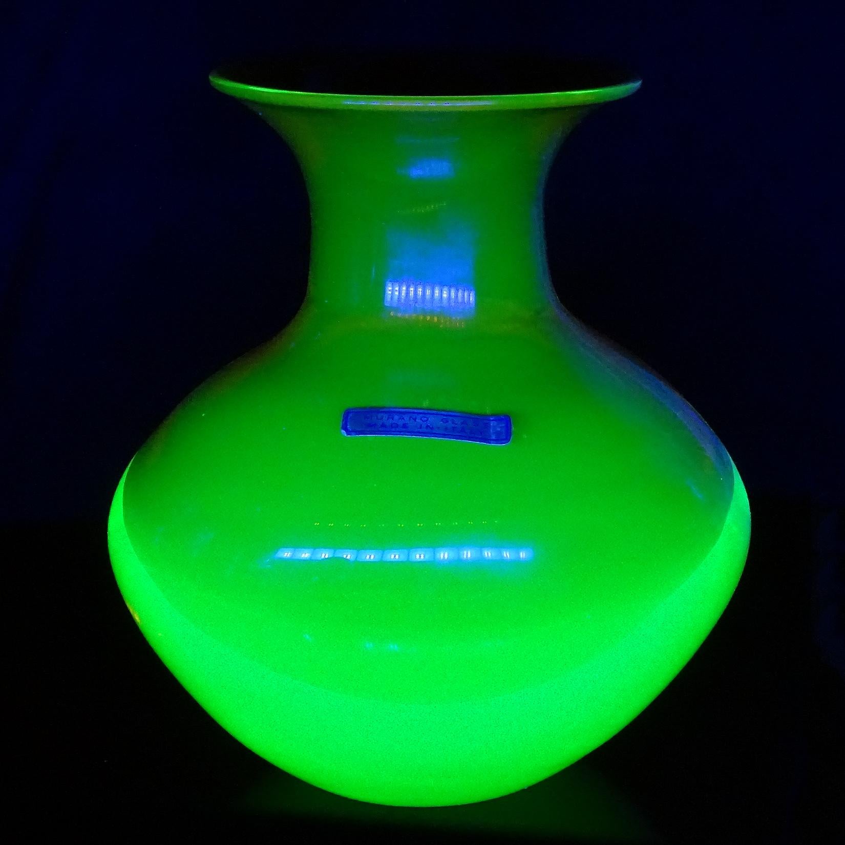 Beautiful vintage Murano hand blown Sommerso rich orange and glowing yellow Italian art glass flower vase. Documented to designer Antonio da Ros for the Cenedese company. It still retains an original silver and blue 
