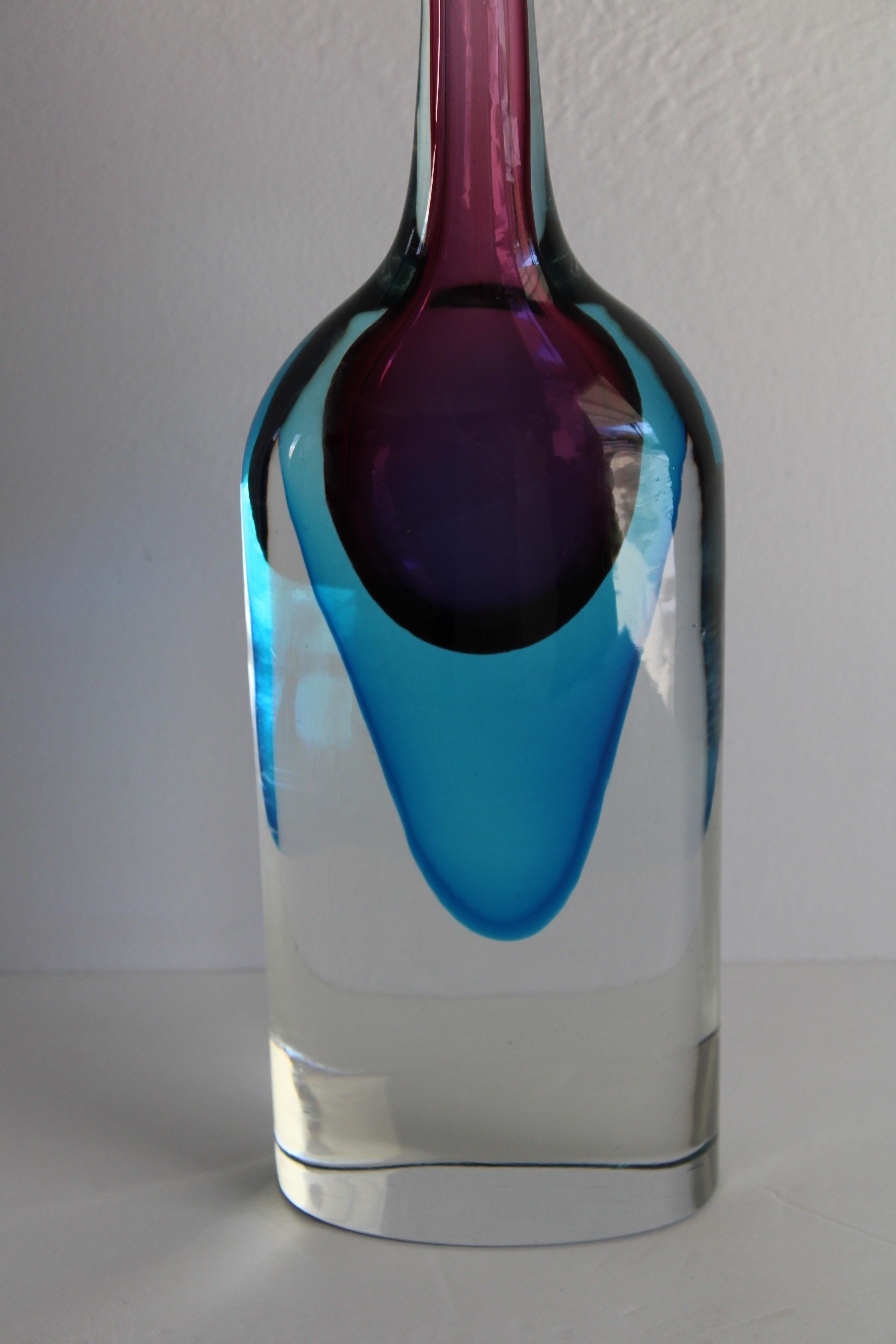 Vase en verre italien pour la Cenedese Glass Company à Murano, Italie. Le vase mesure 4,75