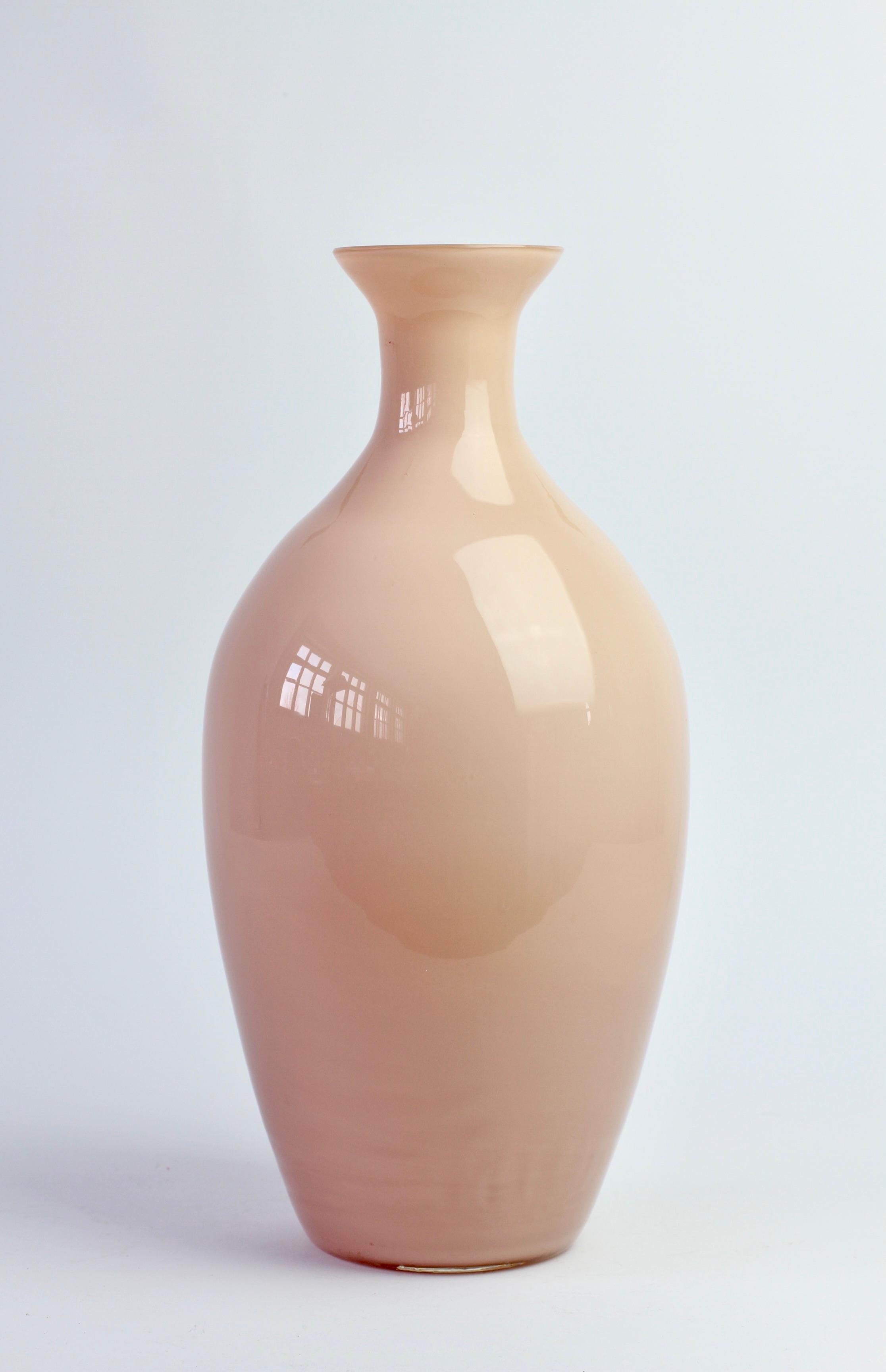 Cenedese Vase aus Muranoglas aus der Mitte des Jahrhunderts, hergestellt in Italien, ca. 1970-1990. Besonders auffallend ist die Form und Größe, sie haben alle Eigenschaften von handgedrehten Töpferwaren mit dem unverwechselbaren Aussehen und Gefühl