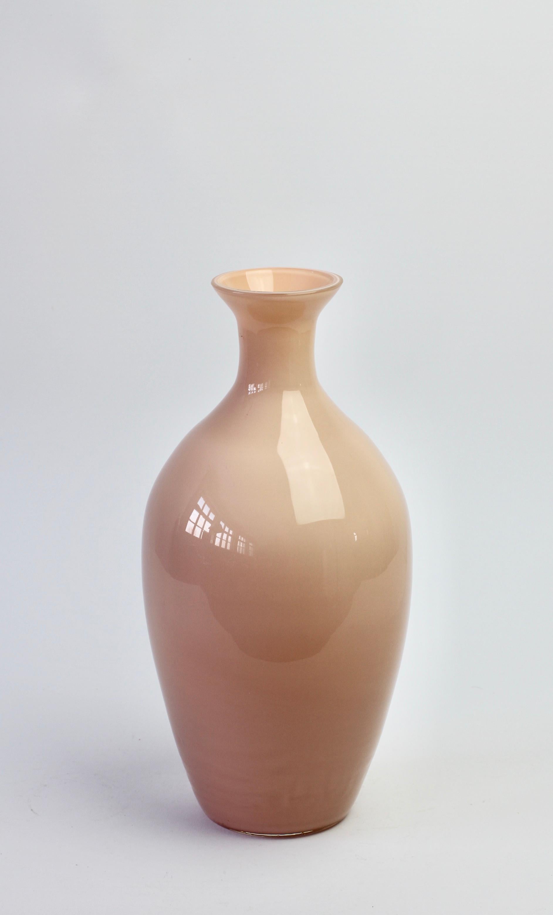 Vase aus italienischem Murano-Kunstglas, Nude-Rosa, Mid-Century im Zustand „Hervorragend“ im Angebot in Landau an der Isar, Bayern