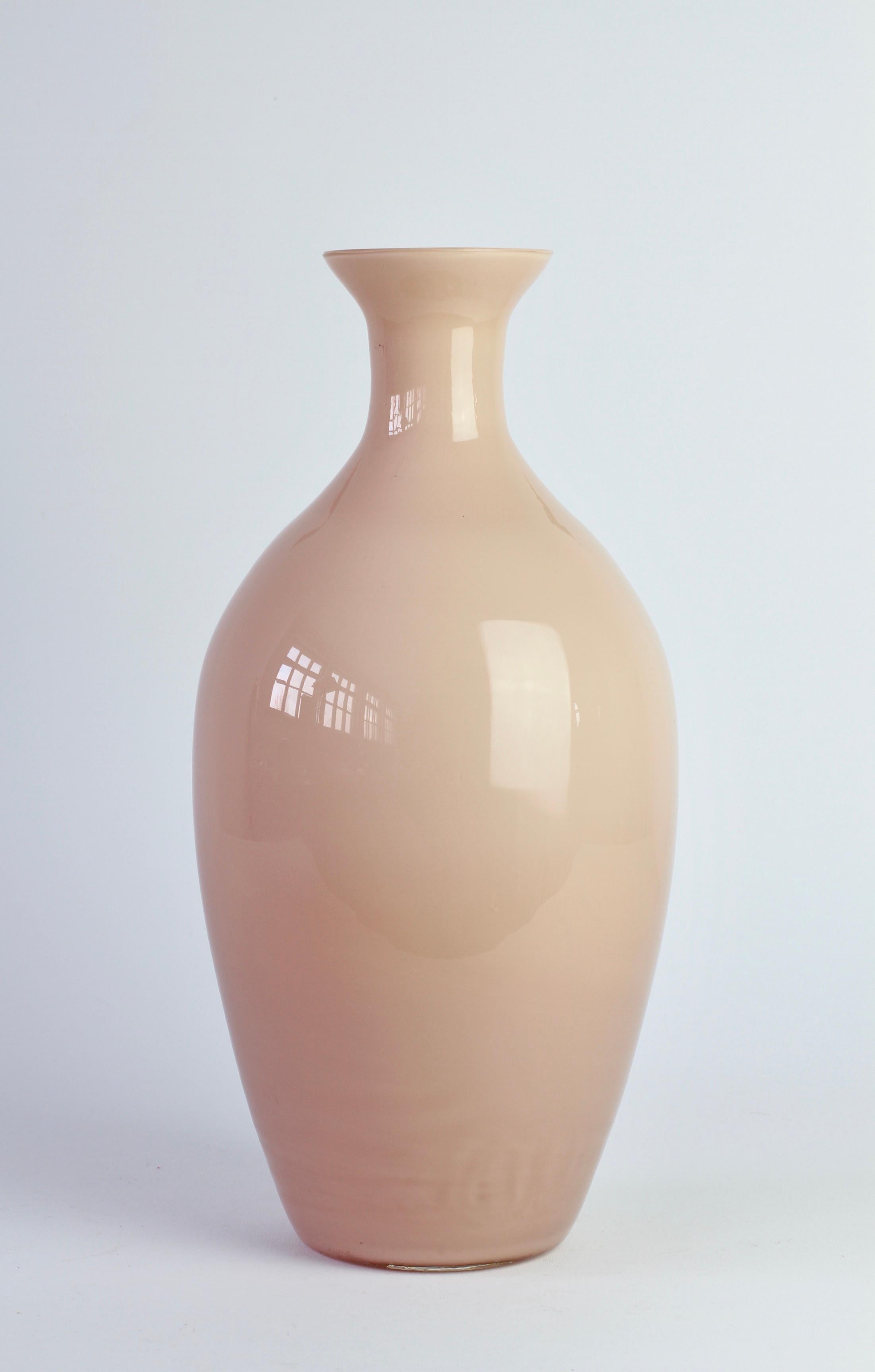 Vase aus italienischem Murano-Kunstglas, Nude-Rosa, Mid-Century (Geblasenes Glas) im Angebot