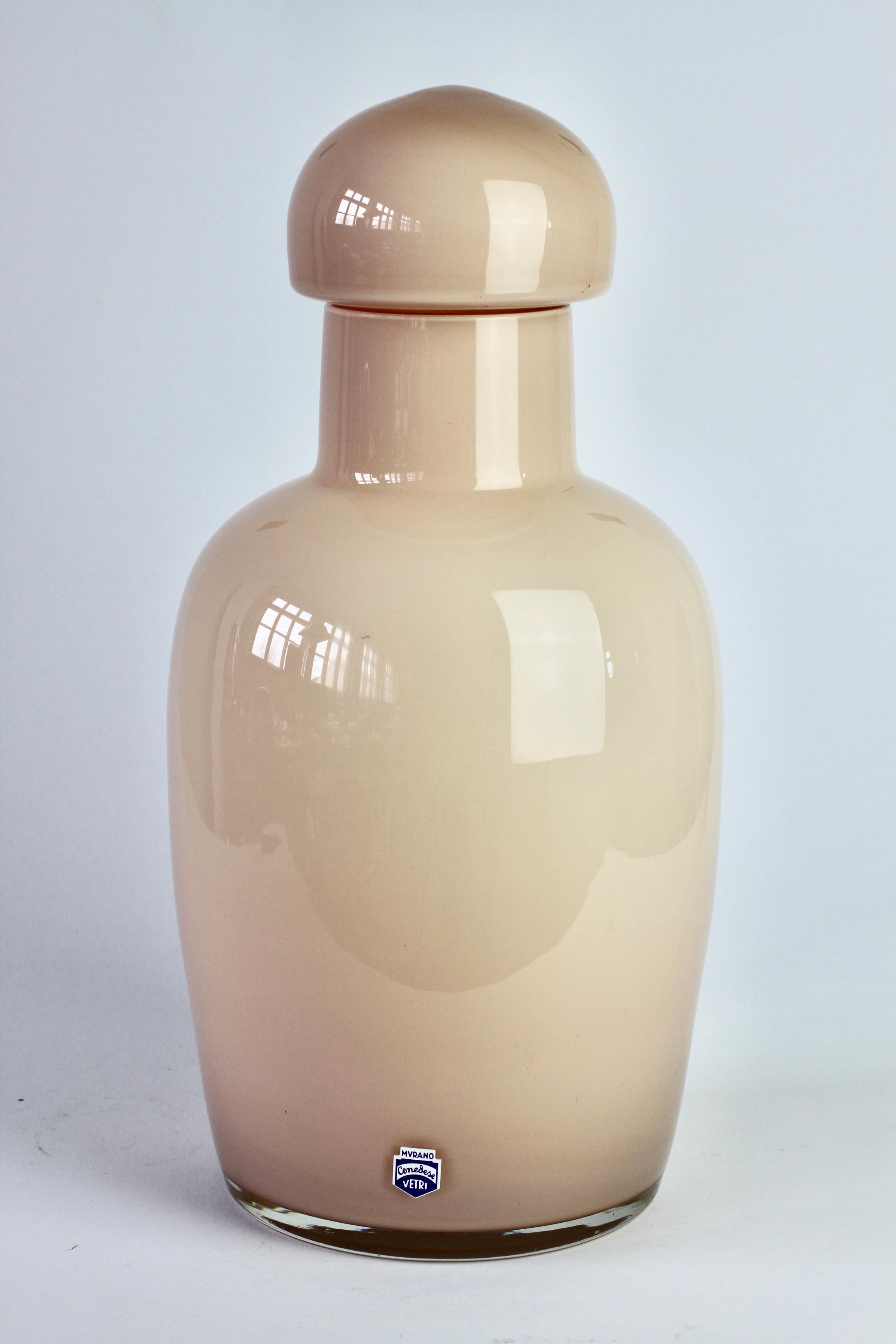 Cenedese Vintage Mitte des Jahrhunderts Murano-Glas Vase, Gefäß, Keksdose oder Urne in Italien hergestellt, ca. 1970-1990. Besonders auffällig sind die Form und die Größe. Es hat die Eigenschaften von handgedrehten Töpferwaren mit dem