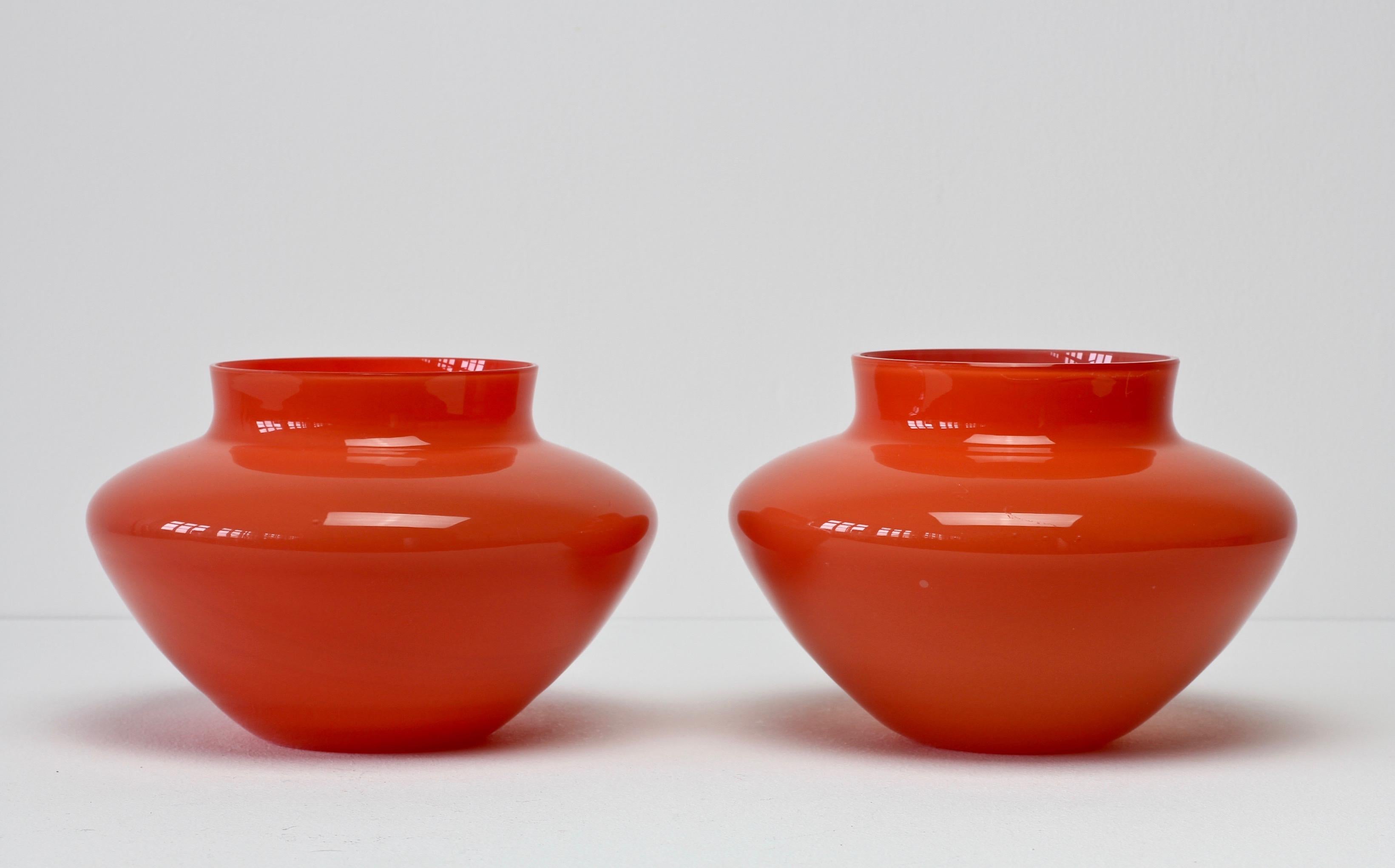 Paar italienische Schalen oder Vasen aus rotem Muranoglas von Cenedese im Vintage-Stil, um 1967 (Moderne der Mitte des Jahrhunderts)