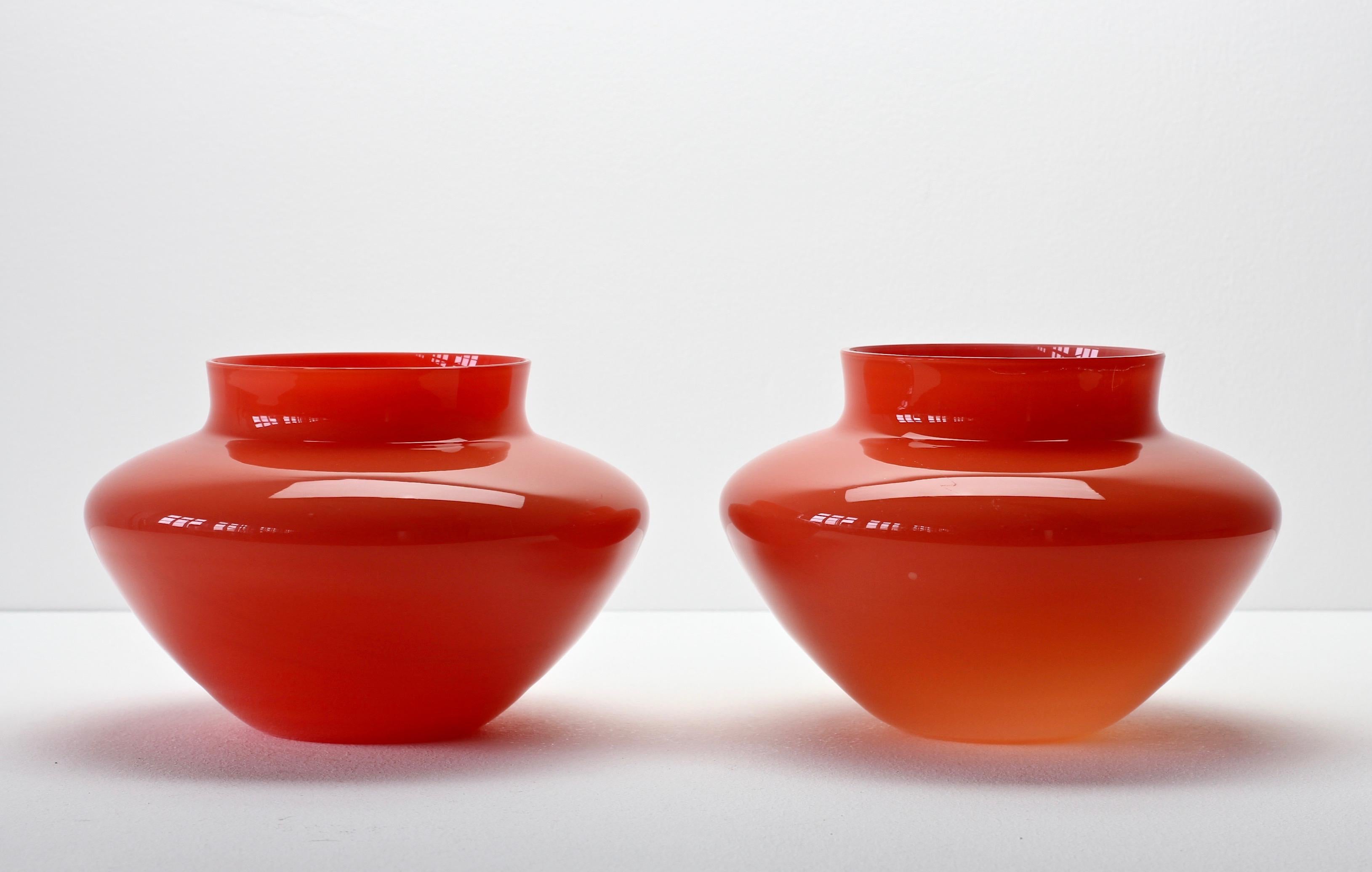 Paar italienische Schalen oder Vasen aus rotem Muranoglas von Cenedese im Vintage-Stil, um 1967 (Italienisch)