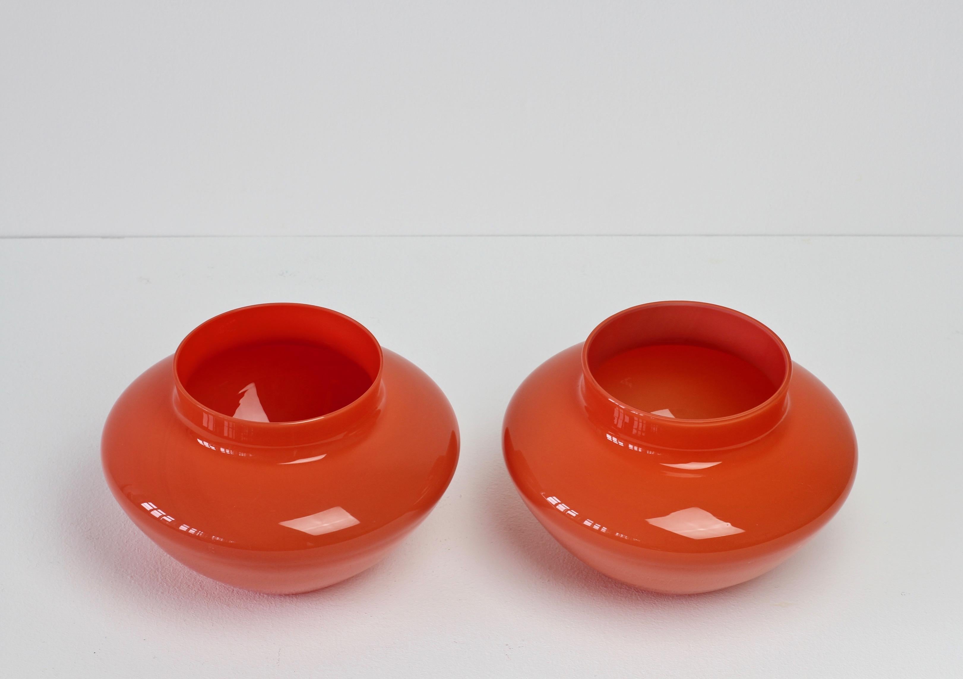 Paar italienische Schalen oder Vasen aus rotem Muranoglas von Cenedese im Vintage-Stil, um 1967 im Zustand „Gut“ in Landau an der Isar, Bayern