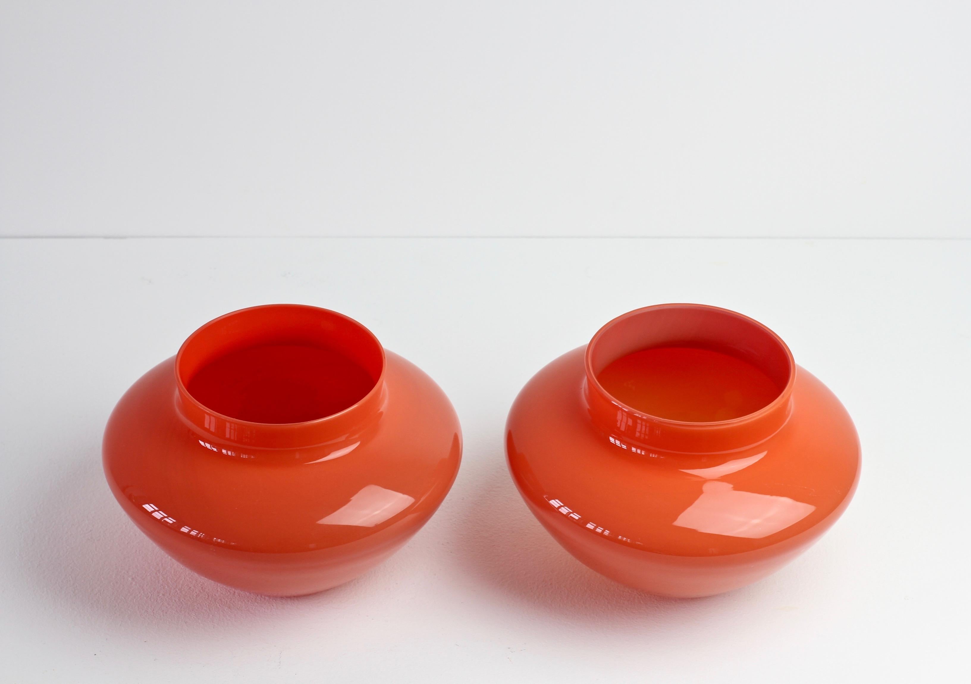 Paar italienische Schalen oder Vasen aus rotem Muranoglas von Cenedese im Vintage-Stil, um 1967 (20. Jahrhundert)