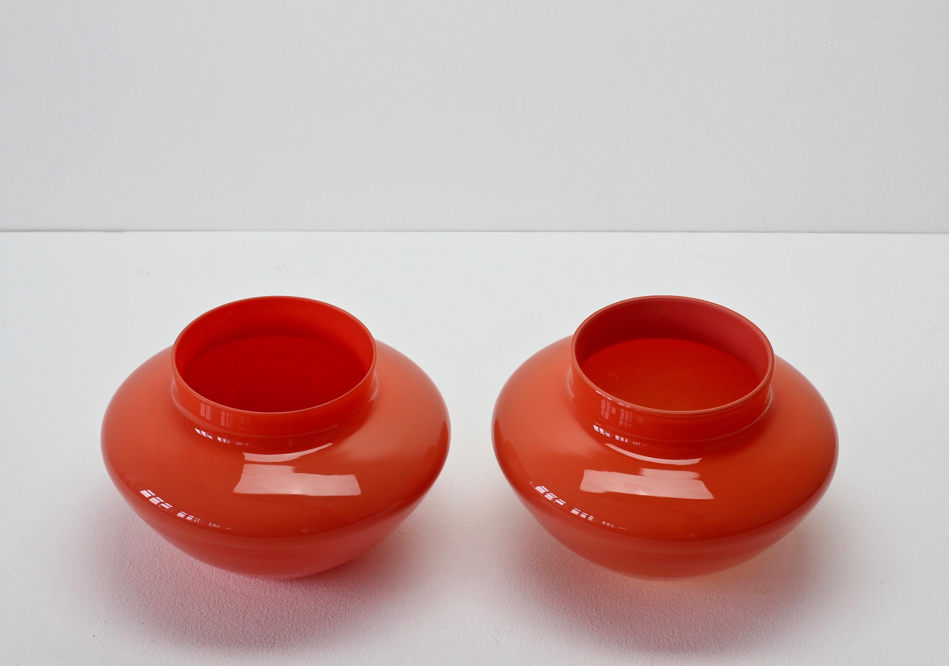 Paar italienische Schalen oder Vasen aus rotem Muranoglas von Cenedese im Vintage-Stil, um 1967 (Geblasenes Glas)