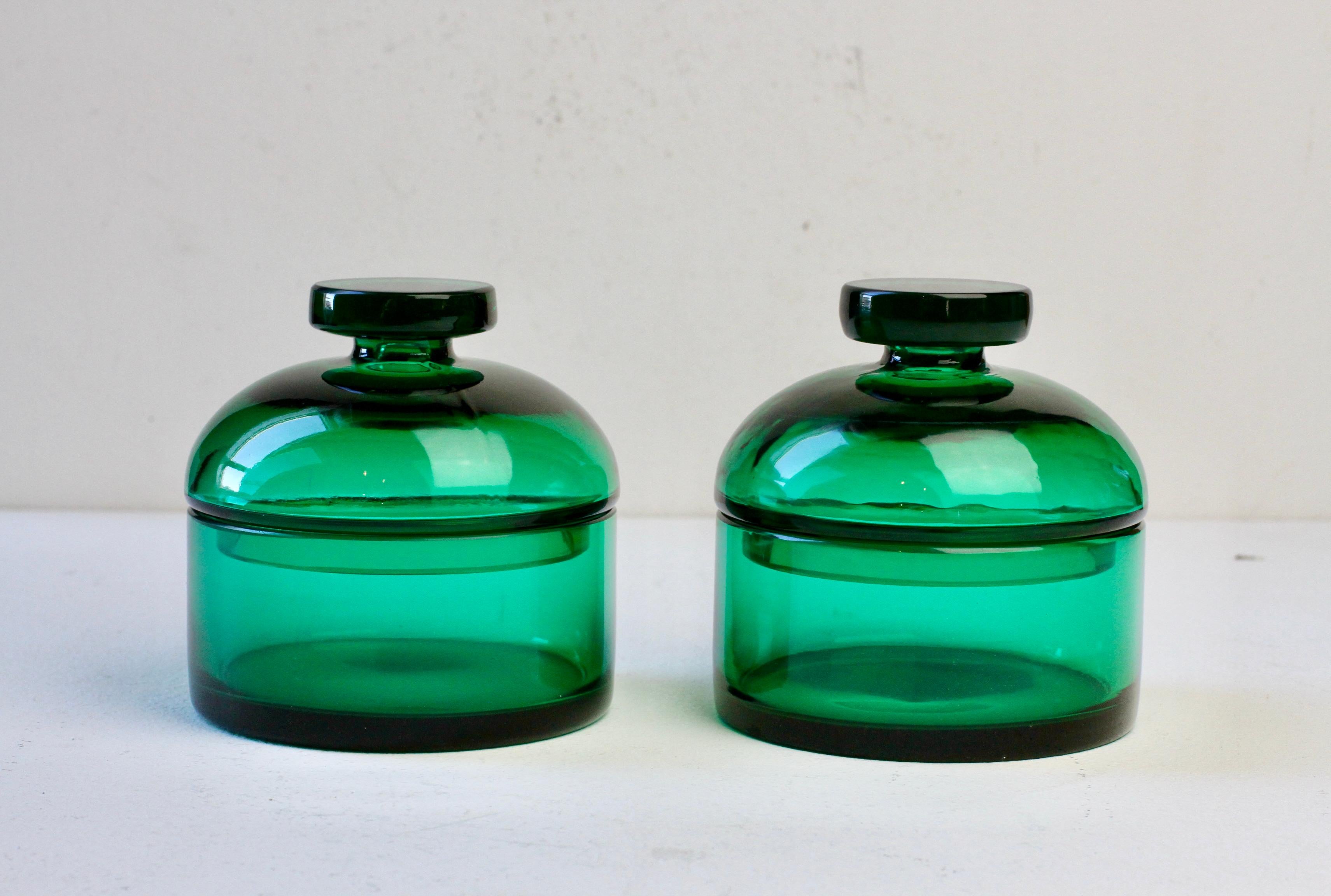 Rara coppia di vasi da farmacia o contenitori di stoccaggio in vetro di Murano colorato verde chiaro e colorato con coperchi, realizzati circa negli anni Settanta. Un meraviglioso bicchiere italiano, perfetto per riporre in cucina dolci o snack o in