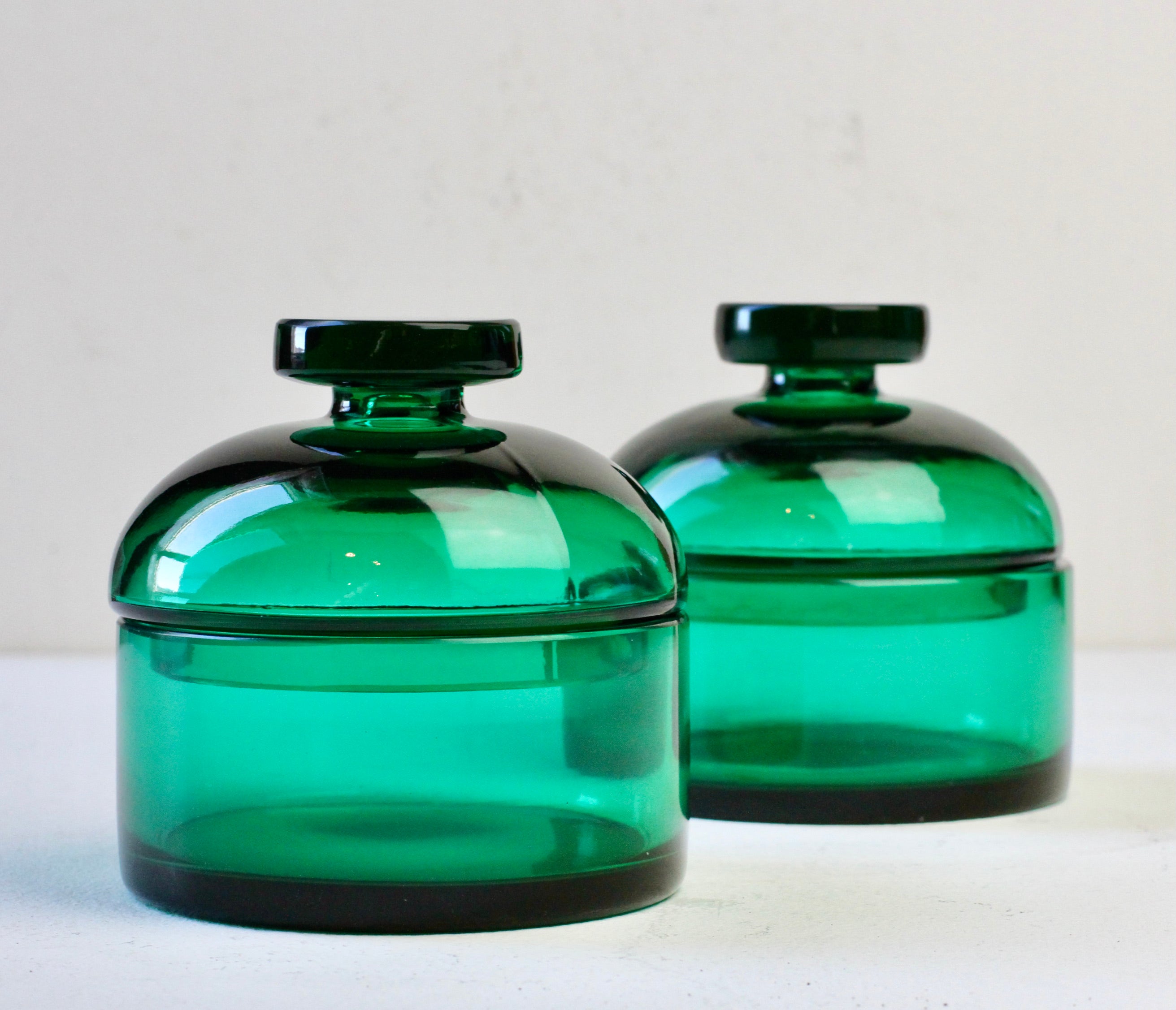 Stampato Cenedese Coppia di barattoli con coperchio in vetro di Murano verde della metà del secolo in vendita