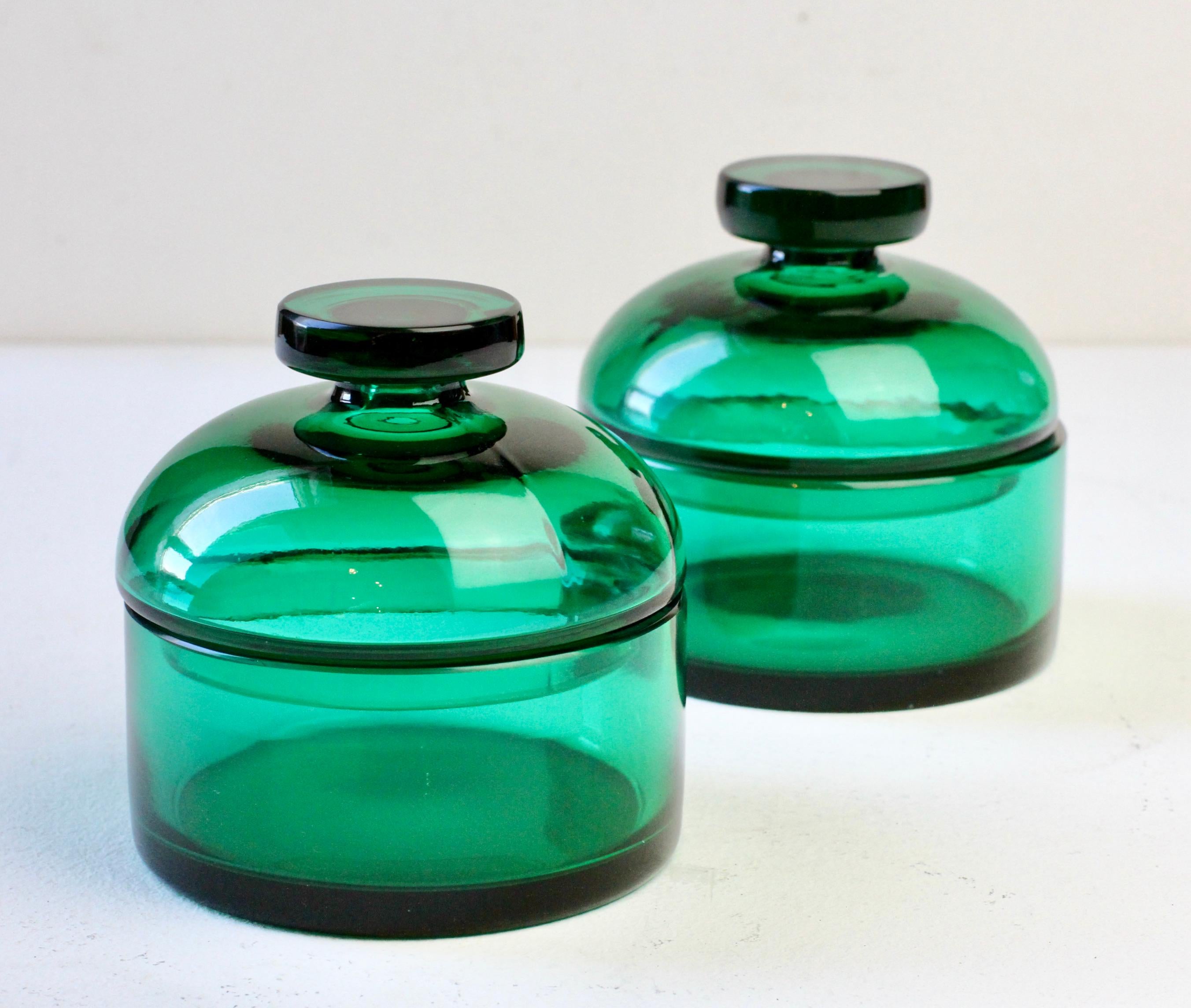 XX secolo Cenedese Coppia di barattoli con coperchio in vetro di Murano verde della metà del secolo in vendita