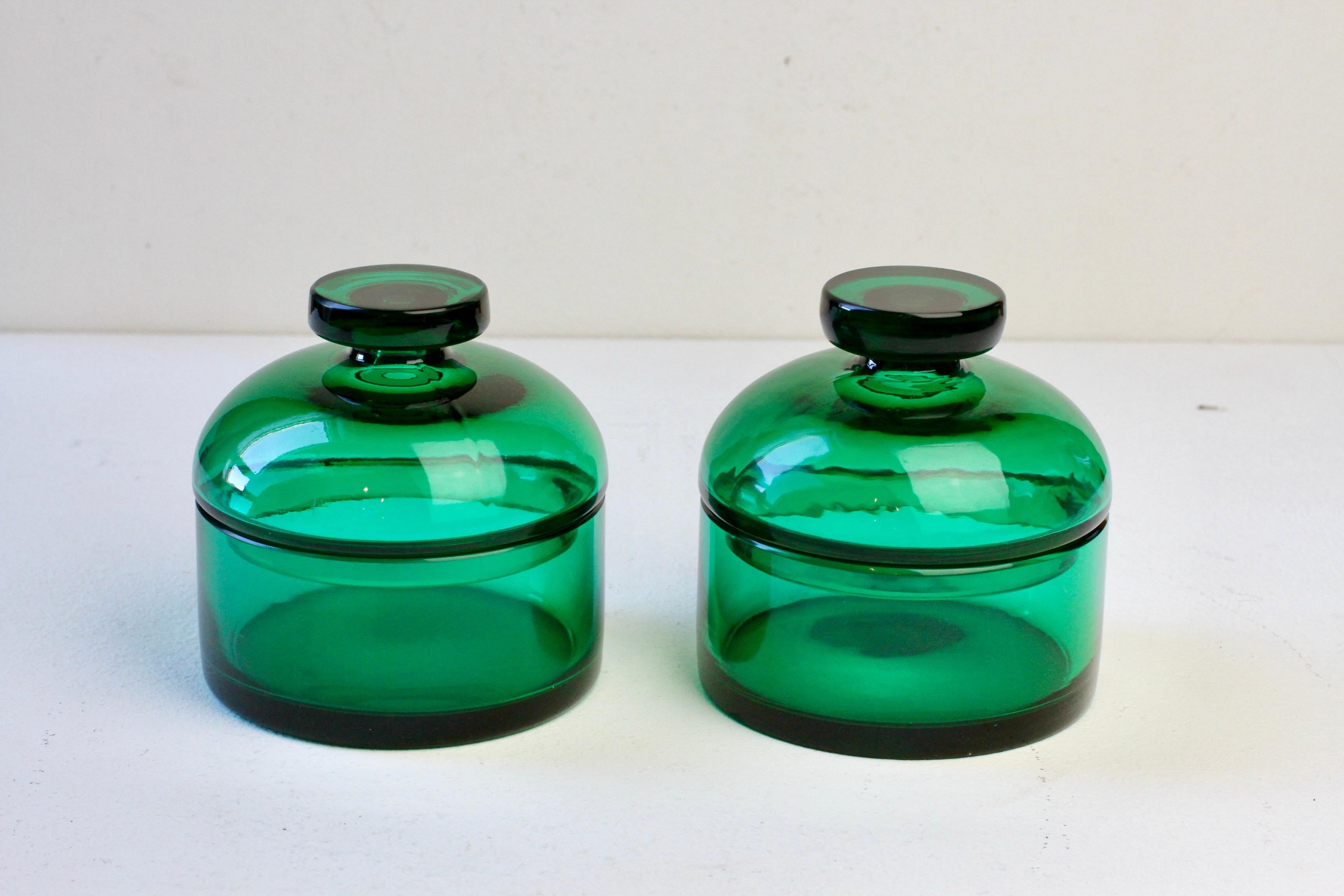 Vetro soffiato Cenedese Coppia di barattoli con coperchio in vetro di Murano verde della metà del secolo in vendita