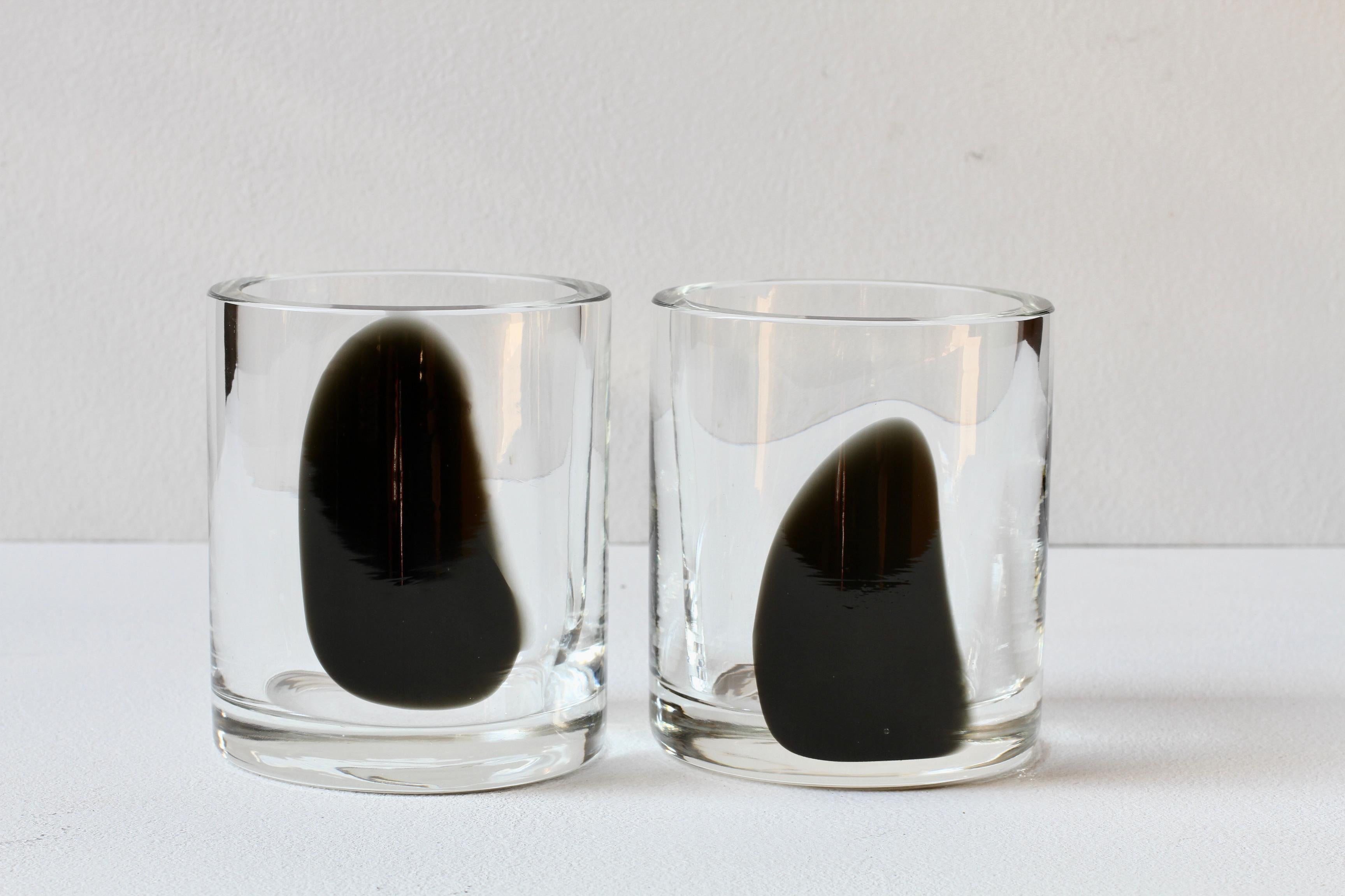 Cenedese Paar runde italienische Vasen aus schwarzem und klarem Murano-Glas aus der Mitte der 1970er Jahre (Moderne der Mitte des Jahrhunderts) im Angebot