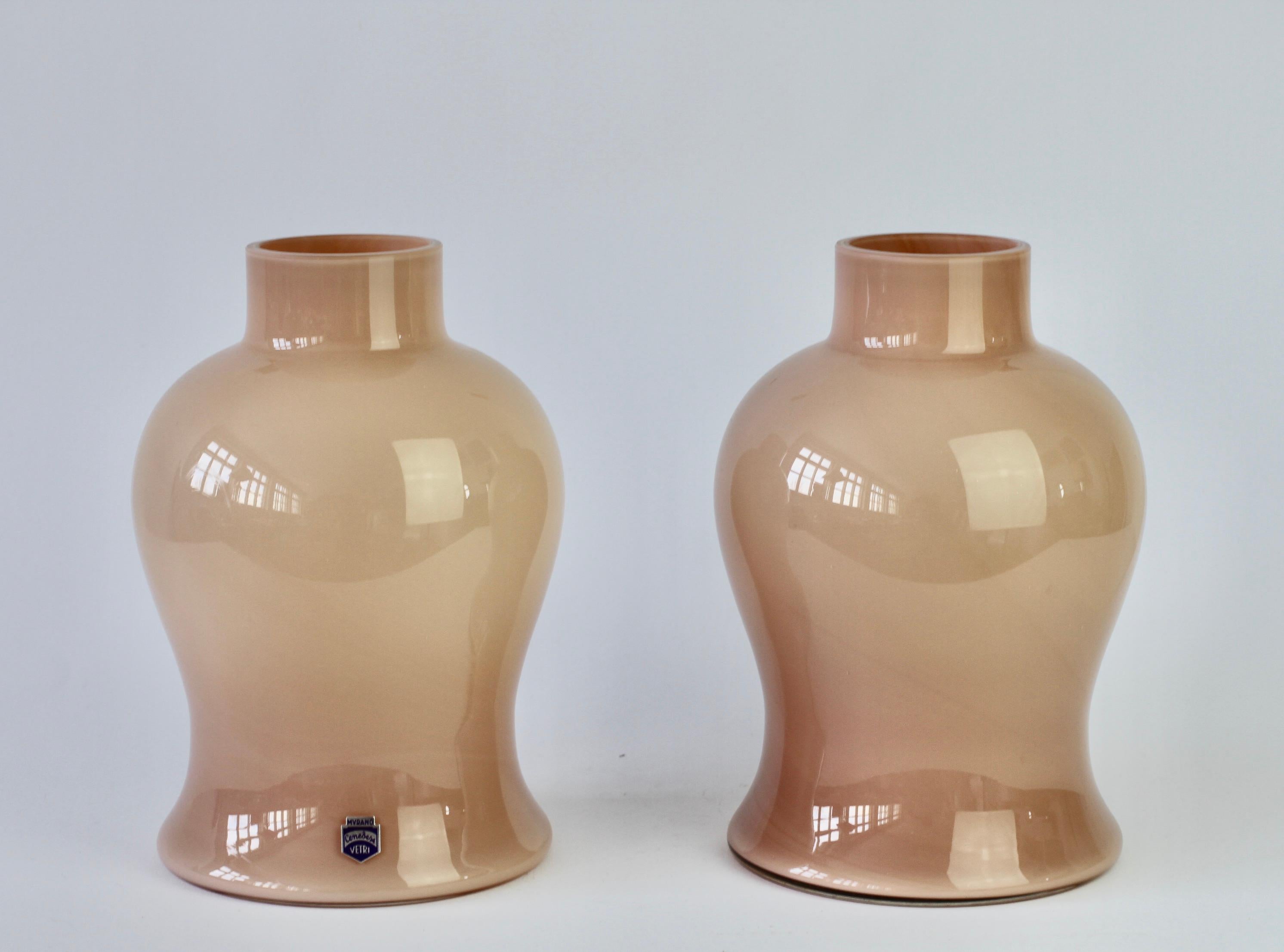 Paire de vases ou récipients en verre de Murano du milieu du siècle dernier, fabriqués en Italie, vers 1970-1990. Les formes et les grandes dimensions sont particulièrement frappantes. Elles ont toutes les caractéristiques de la poterie tournée à la