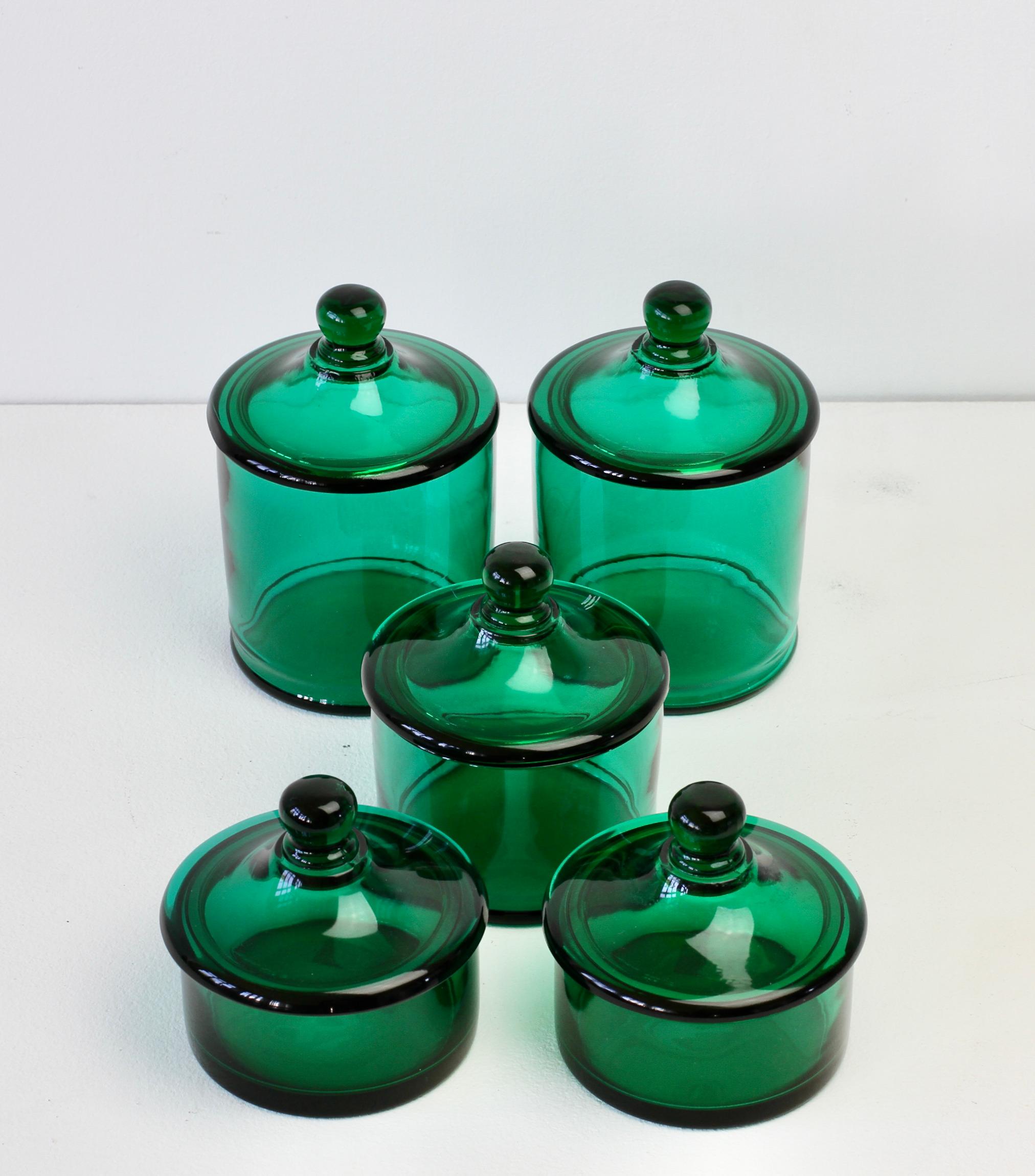 Seltenes Vintage-Set aus 5 grünen Glas-Apothekergefäßen mit Deckeln von Cenedese aus Murano, Italien (Moderne der Mitte des Jahrhunderts) im Angebot