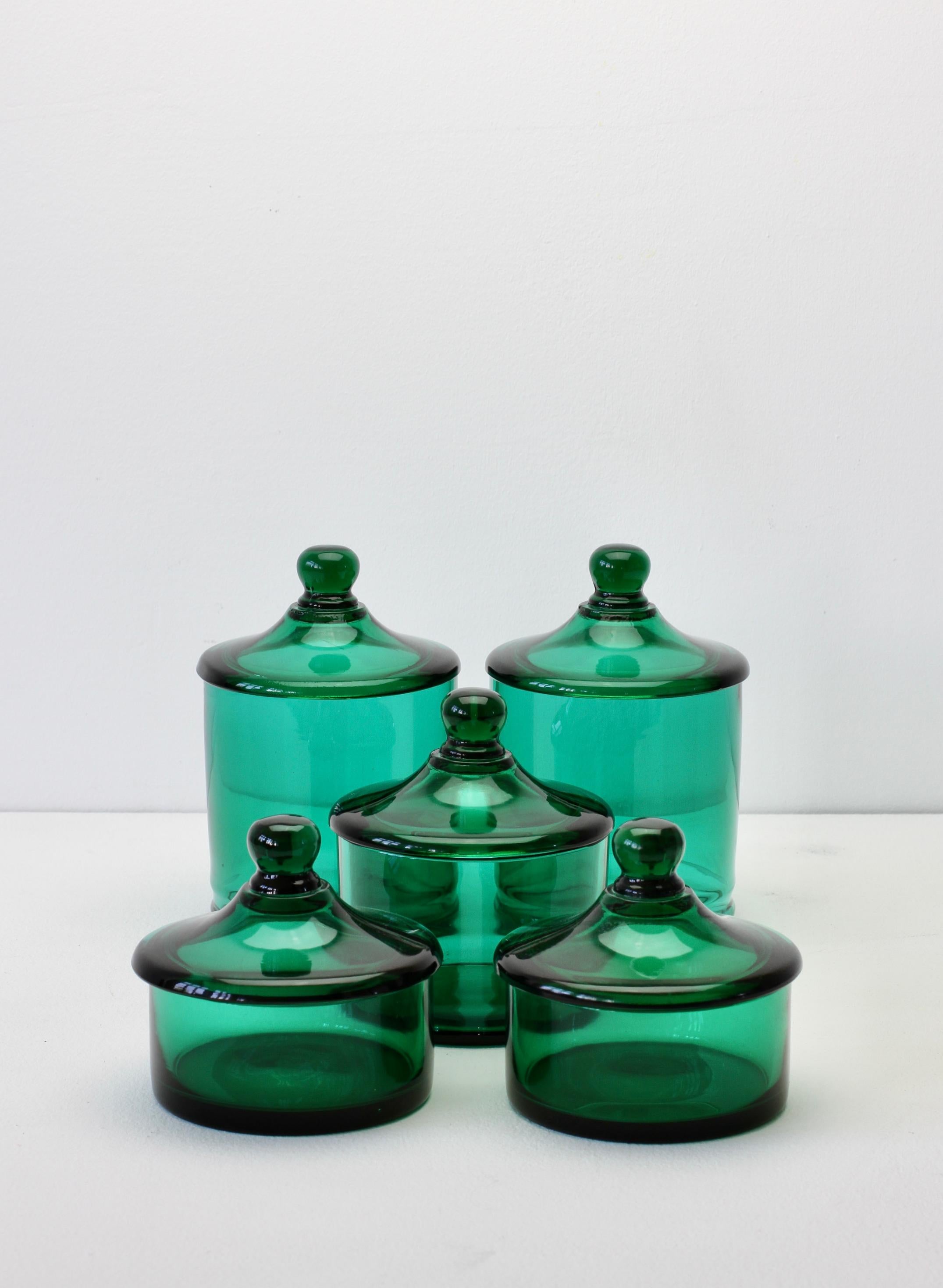 Seltenes Vintage-Set aus 5 grünen Glas-Apothekergefäßen mit Deckeln von Cenedese aus Murano, Italien (Italienisch) im Angebot