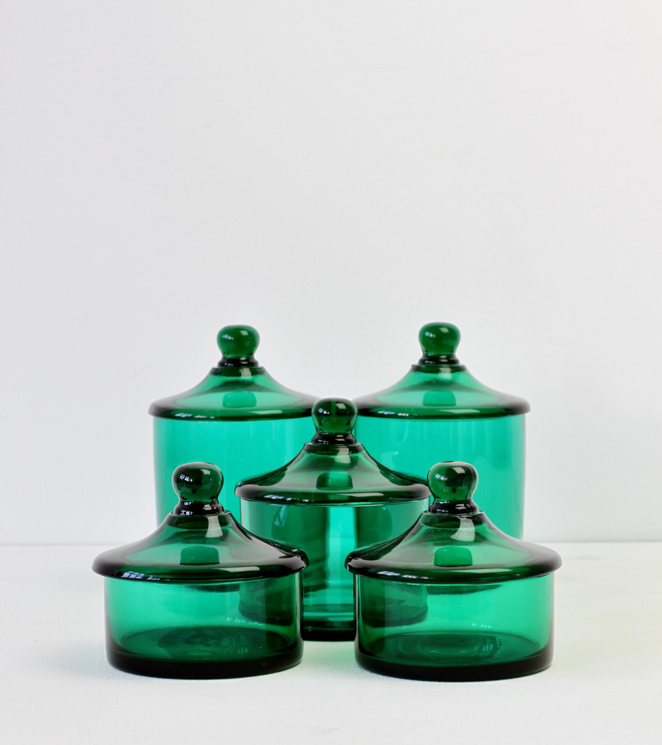 Seltenes Vintage-Set aus 5 grünen Glas-Apothekergefäßen mit Deckeln von Cenedese aus Murano, Italien im Zustand „Hervorragend“ im Angebot in Landau an der Isar, Bayern