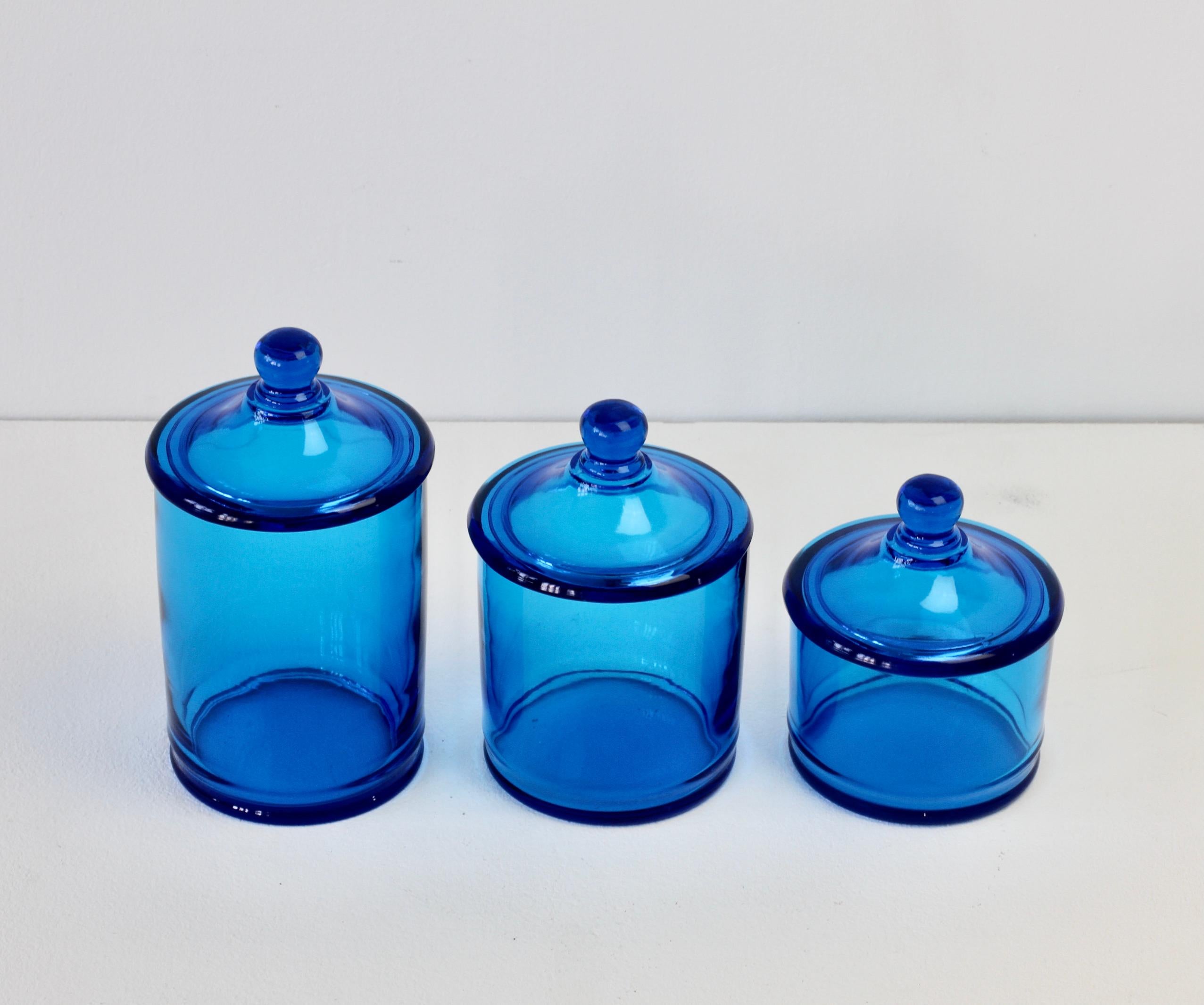 Cenedese Rare Vintage Trio of Blue Glass Apothecary Lidded Jars Murano Italy In Excellent Condition For Sale In Landau an der Isar, Bayern