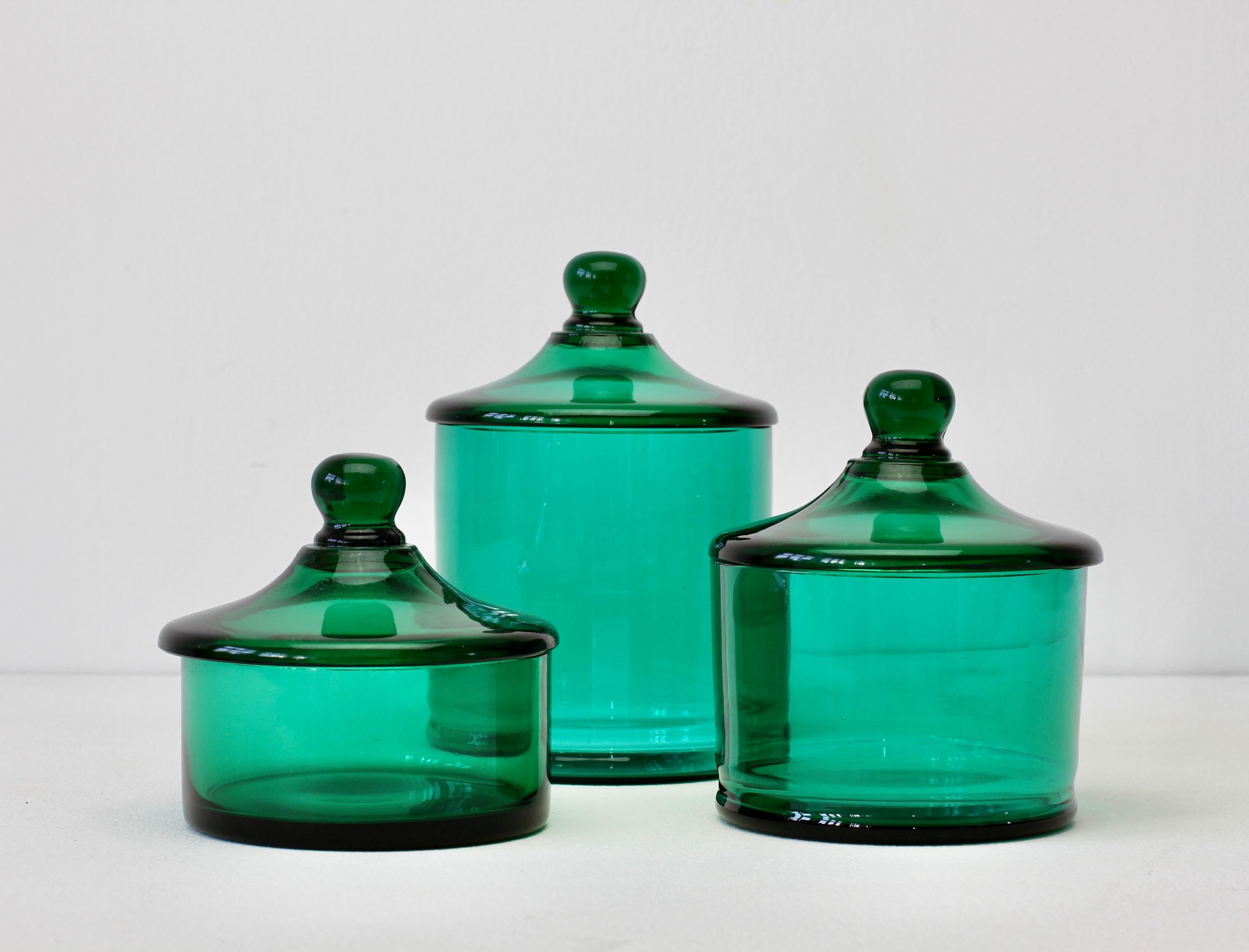 Mid-Century Modern Trio rare de pots d'apothicaire à couvercle en verre vert Cenedese de Murano, Italie en vente