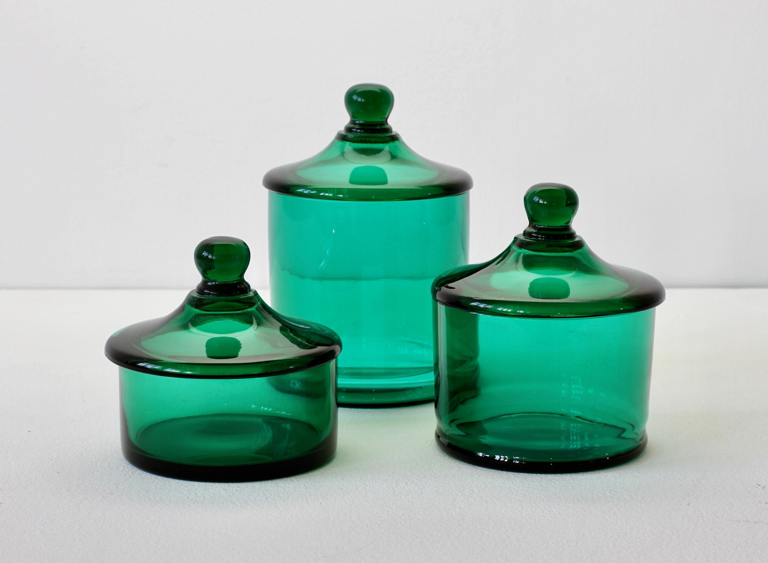 Rare Vintage Trio von grünen Glas-Apothekergläsern mit Deckel, Murano, Italien, von Cenedese (Moderne der Mitte des Jahrhunderts) im Angebot