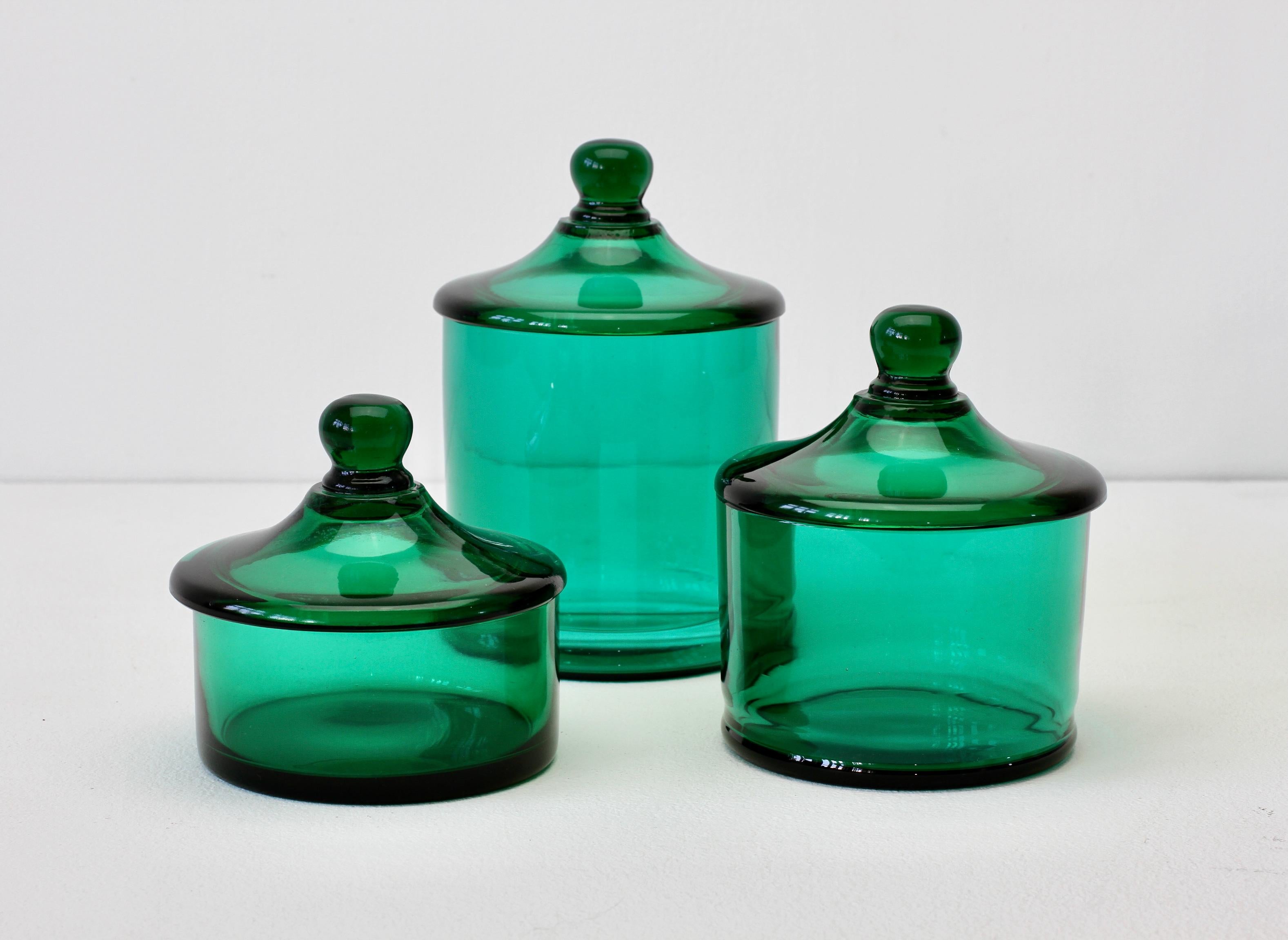 Rare Vintage Trio von grünen Glas-Apothekergläsern mit Deckel, Murano, Italien, von Cenedese (Italienisch) im Angebot