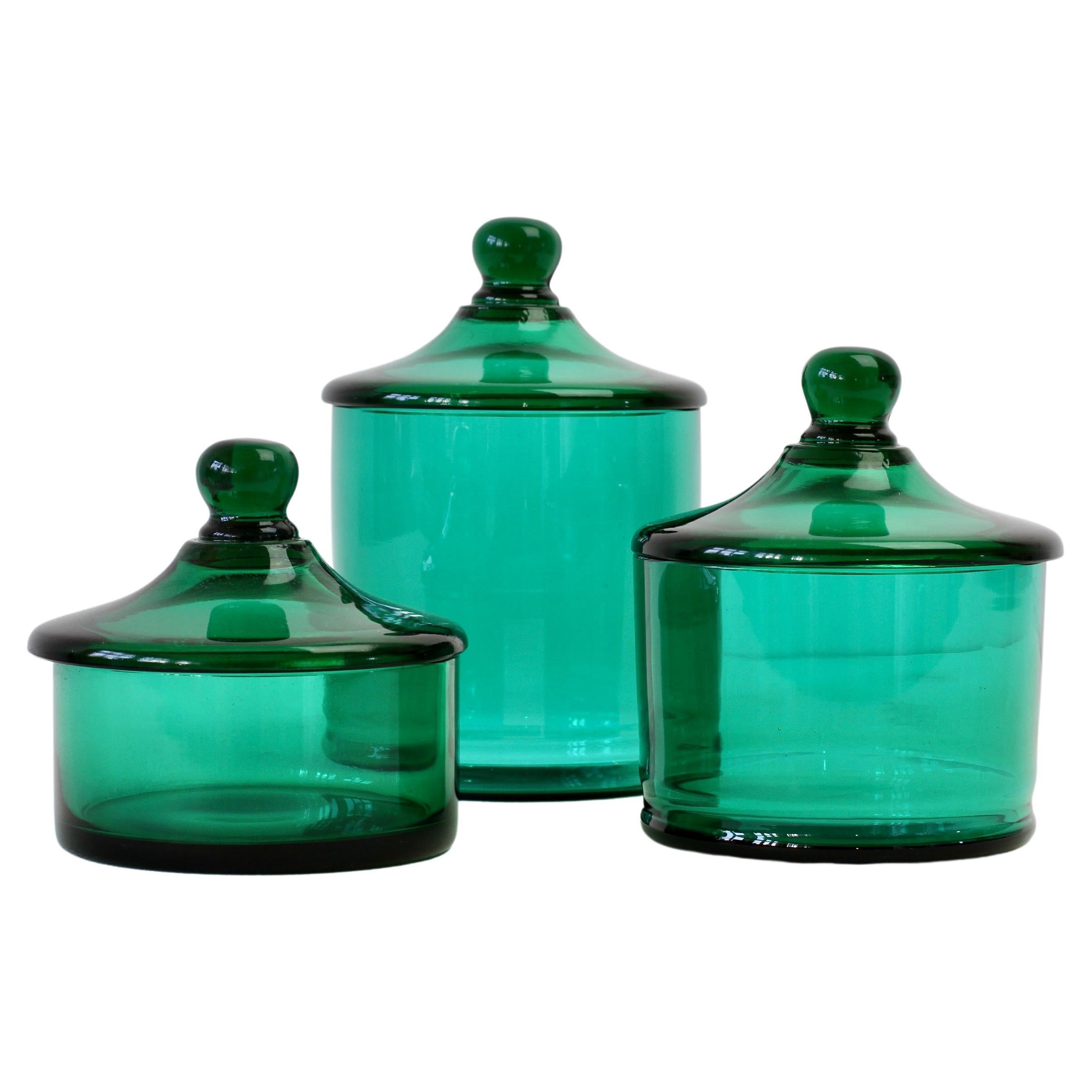 Trio rare de pots d'apothicaire à couvercle en verre vert Cenedese de Murano, Italie en vente