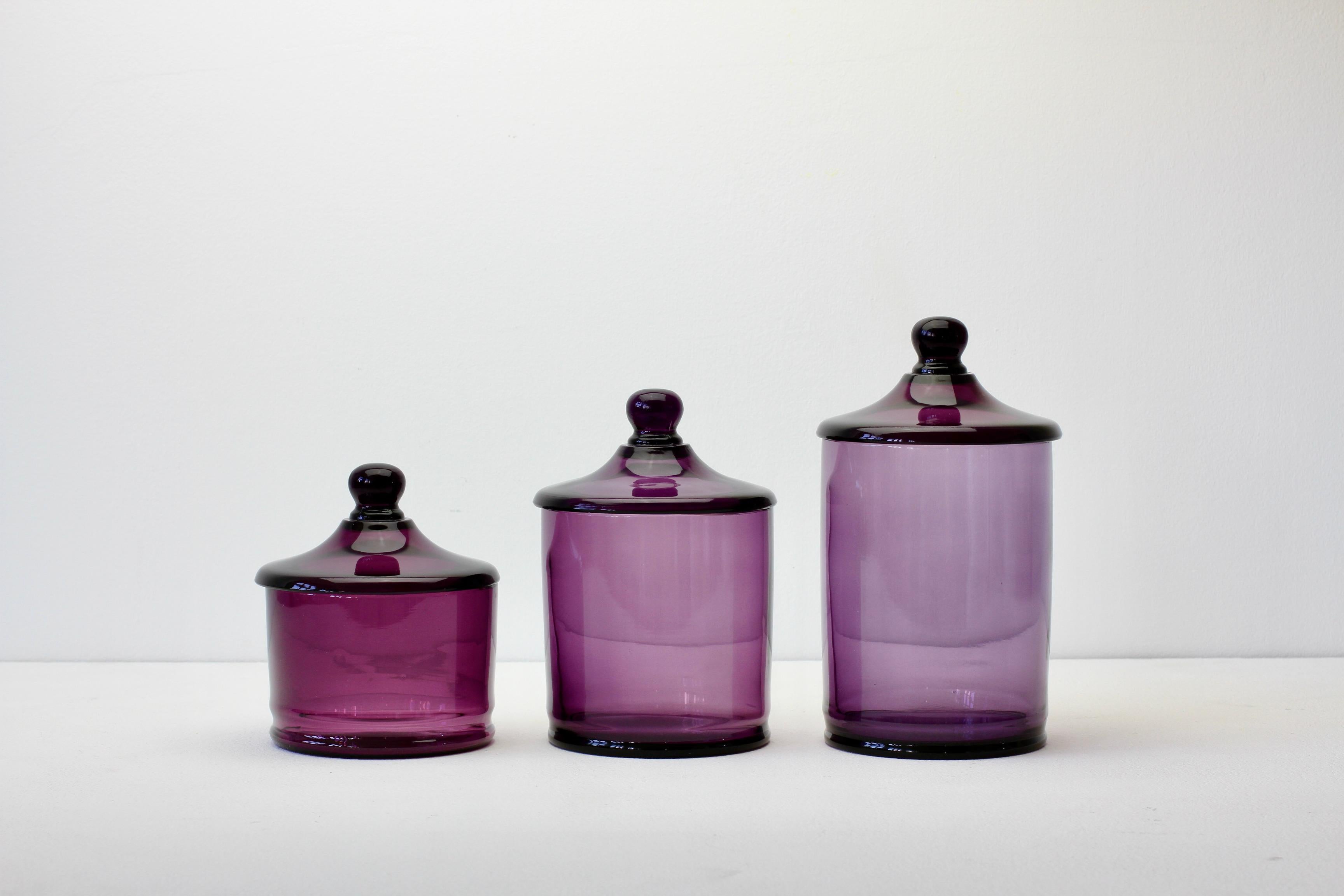 Rare ensemble (ensemble numéro 2) de trois pots ou urnes d'apothicaire en verre de Murano vénitien de couleur violette / colorée avec couvercles. Merveilleux verre italien vintage du milieu du siècle, parfait pour le stockage de sucreries ou