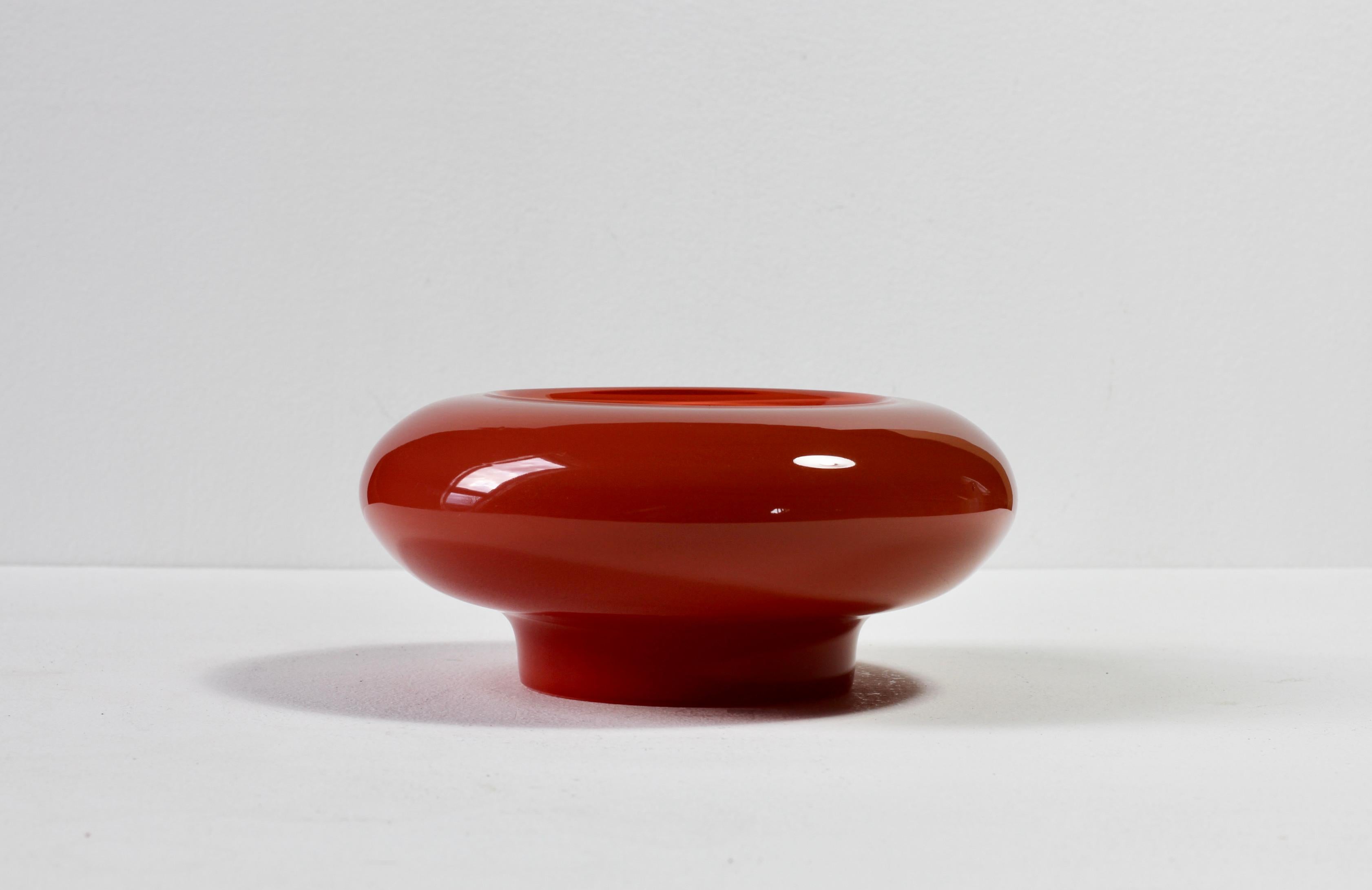 Merveilleux bol ou vase en verre vintage du milieu du siècle, d'un rouge foncé, attribué à Ermanno Nason pour Cenedese de Murano, Italie. 

Can peut être utilisé comme bol, plat, vide-poche, cendrier ou comme vase lorsqu'il est retourné - idéal pour