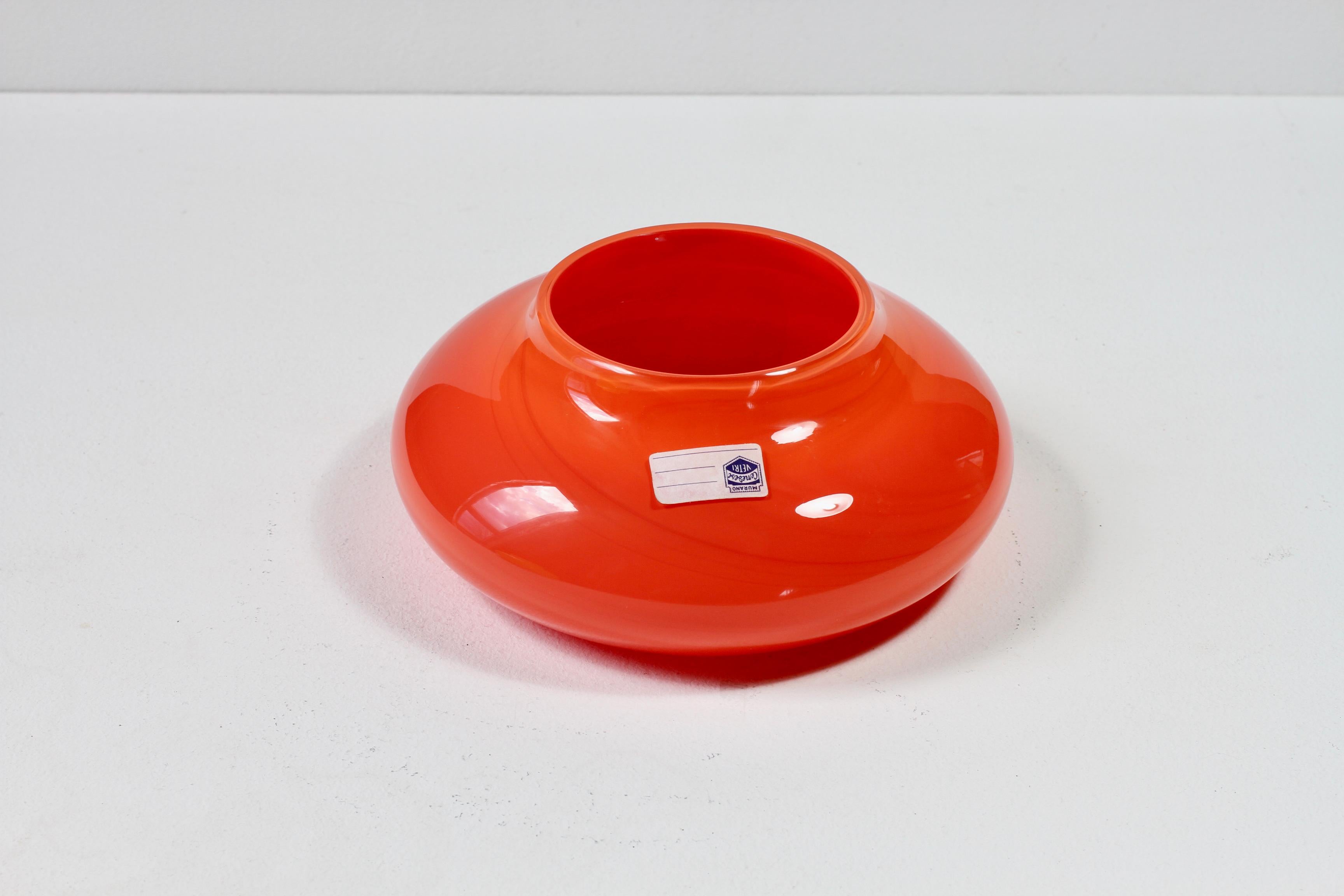 Merveilleux bol ou vase en verre vintage du milieu du siècle, de couleur rouge vif, attribué à Ermanno Nason pour Cenedese de Murano, Italie. 

Can peut être utilisé comme bol, plat, vide-poche, cendrier ou comme vase lorsqu'il est retourné - idéal