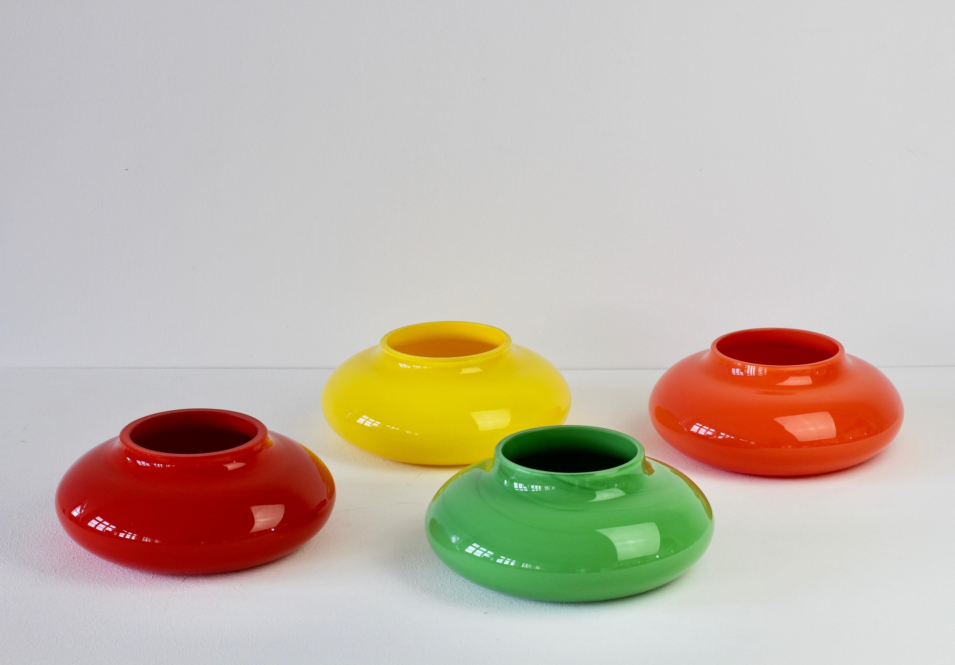 Vaso o ciotola in vetro di Murano Cenedese rosso della metà del secolo scorso in vendita 1