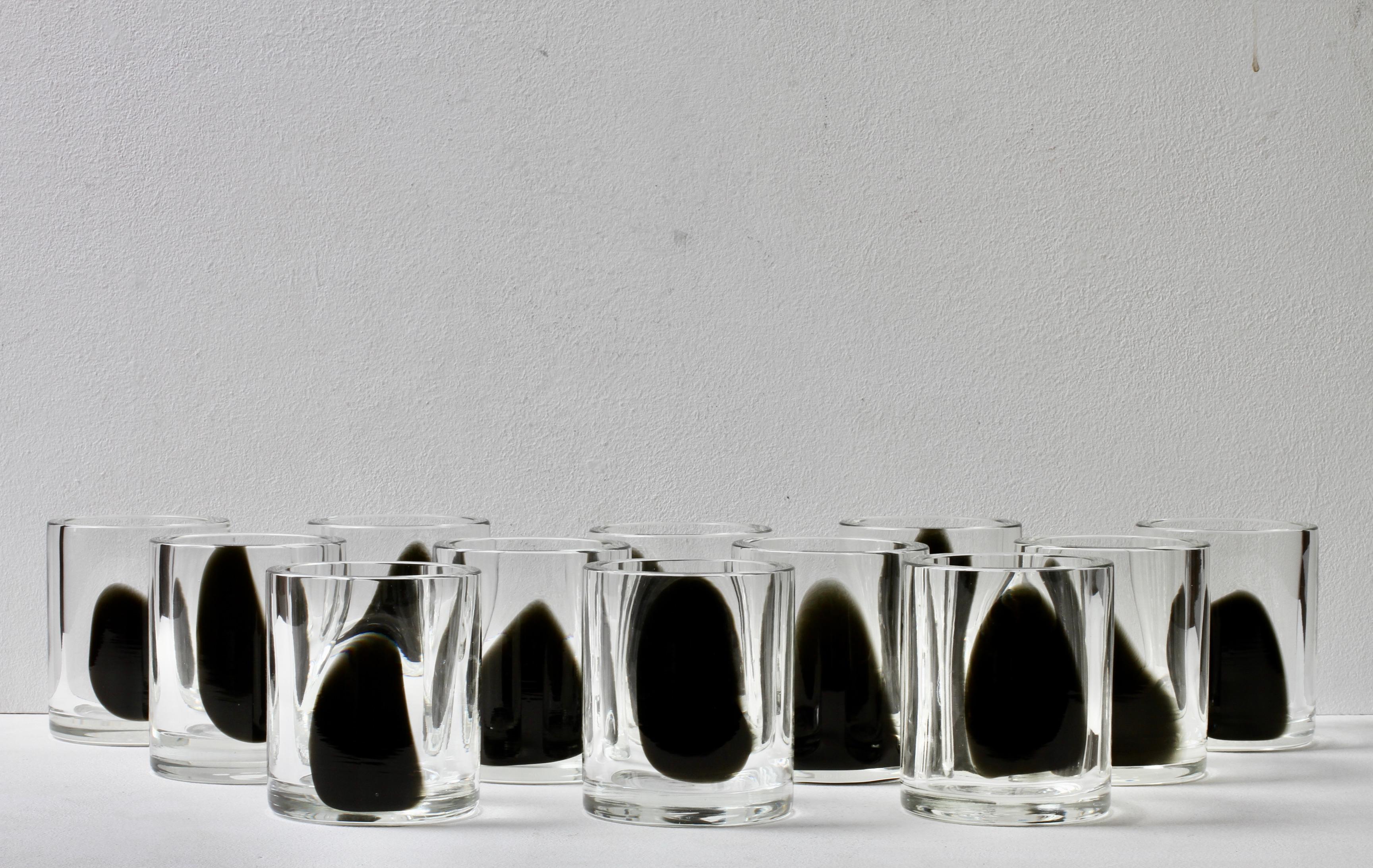 Mid-Century moderno Cenedese Set of 12 Mid-Century 1970s Italian Black & Clear Murano Glass Vases in vendita
