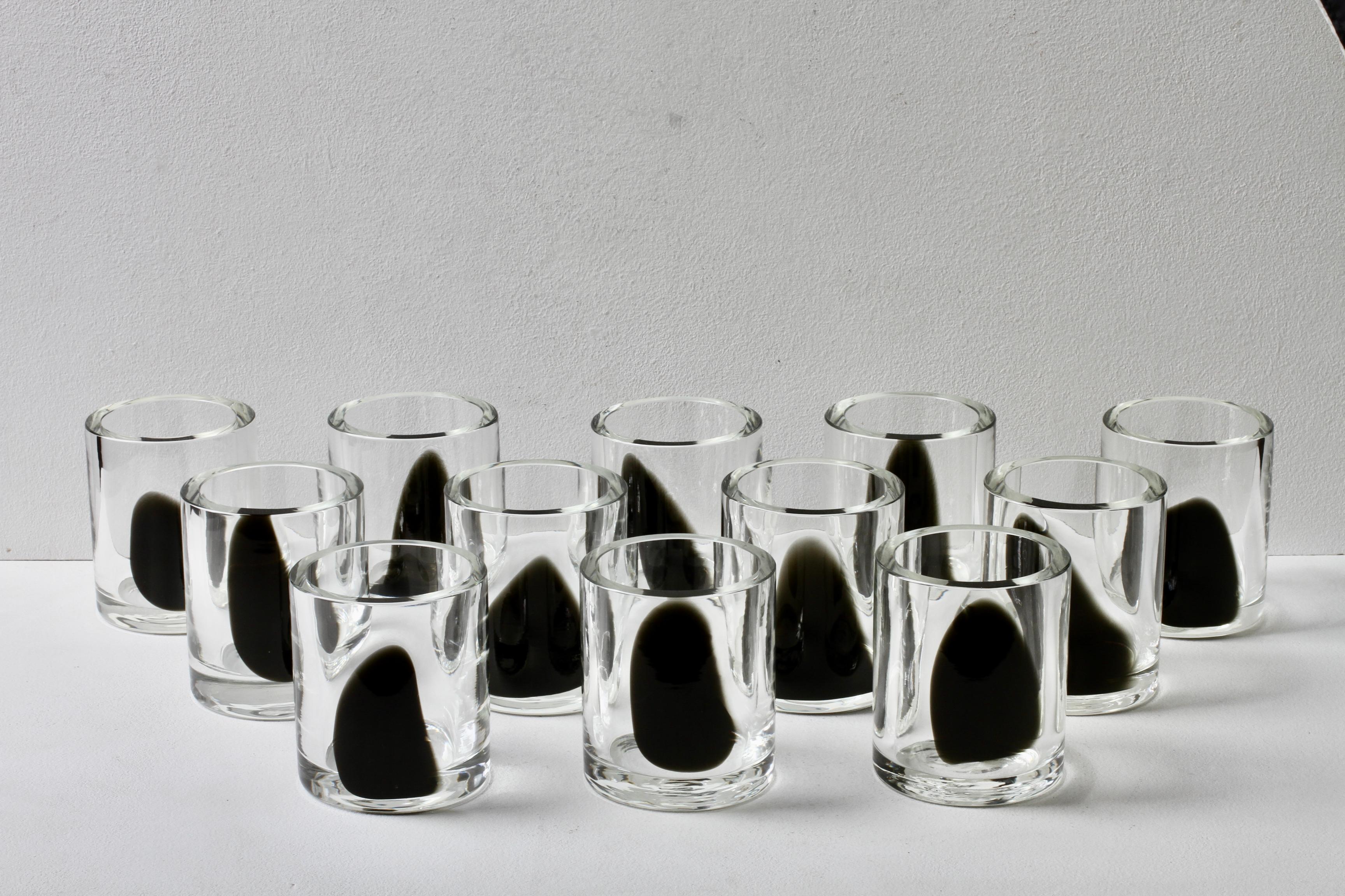 XX secolo Cenedese Set of 12 Mid-Century 1970s Italian Black & Clear Murano Glass Vases in vendita