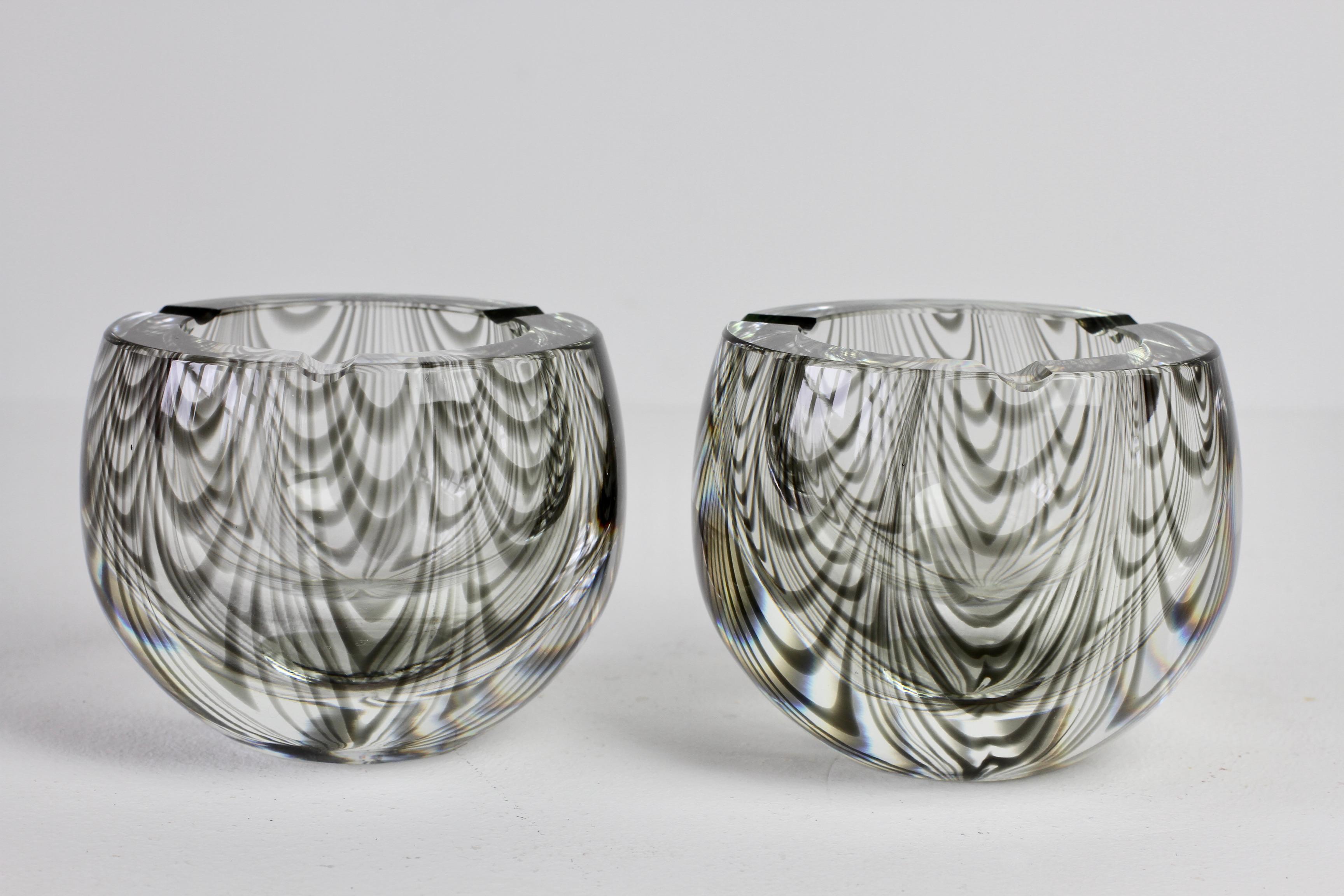 Antonio da Ros (attribué) pour Cenedese rare paire de cendriers en verre de Murano, datant de 1965-1975, de style moderne du milieu du siècle. Ces lourdes pièces de verre présentent un design asymétrique de rayures 