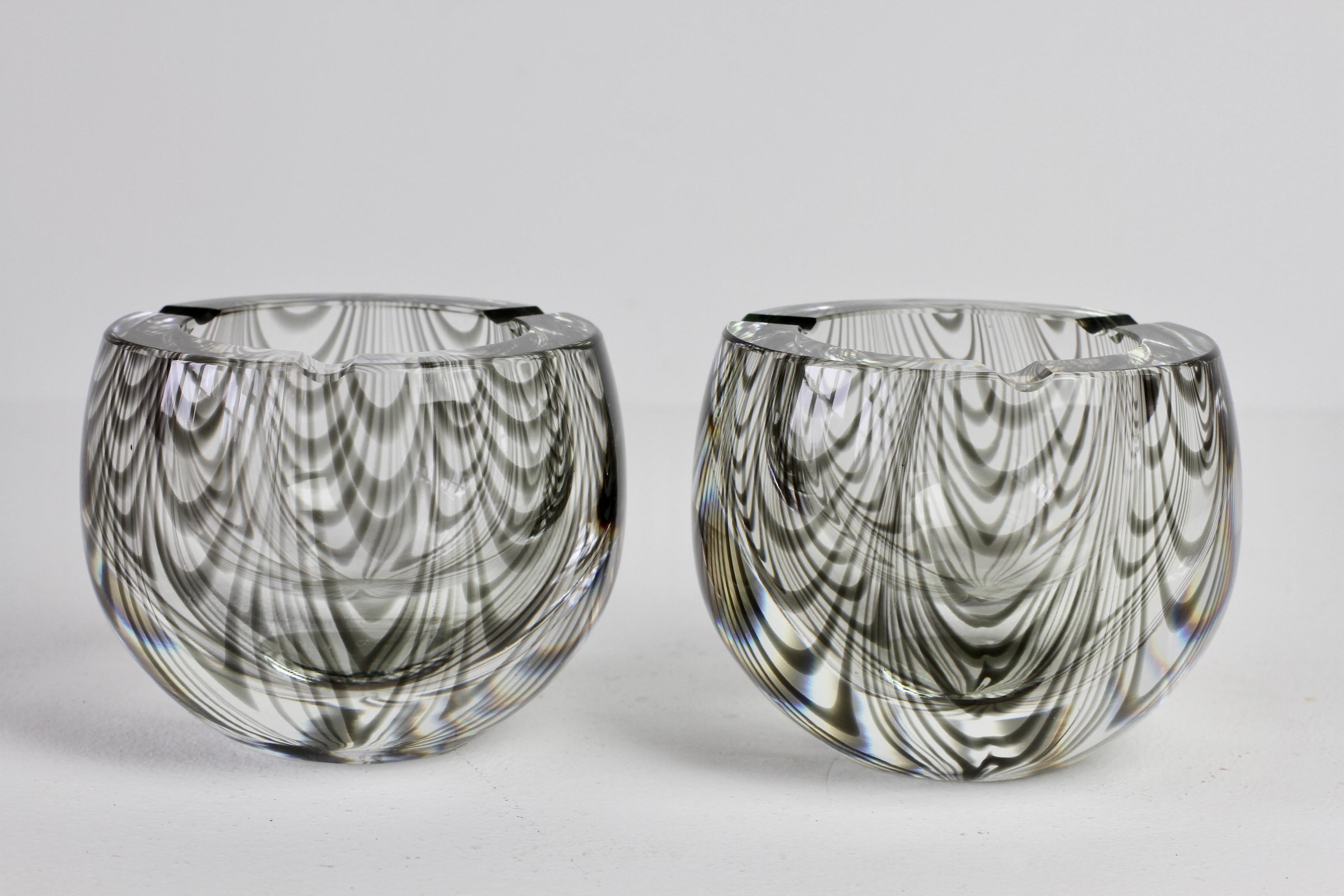 Antonio da Ros (attribuito) per Cenedese rara coppia di posacenere in vetro di Murano vintage Mid-Century Modern, circa 1965-1975. Questi pesanti pezzi di vetro presentano un design asimmetrico di strisce curve di vetro grigio/grigio 