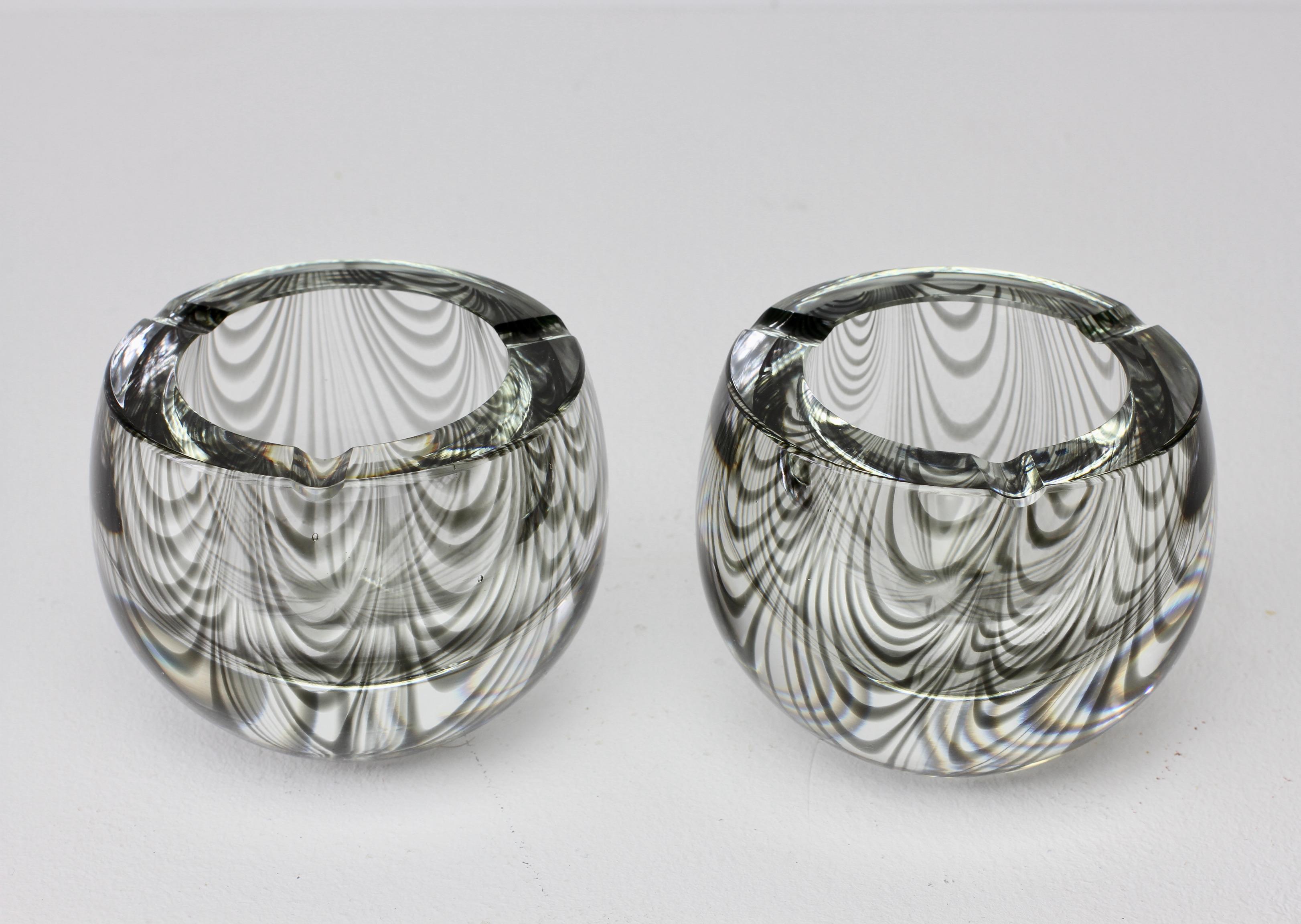 Cenedese Signed 1970s Pair of Italian Grey 'Zebrato' Clear Murano Glass Ashtrays In Excellent Condition For Sale In Landau an der Isar, Bayern