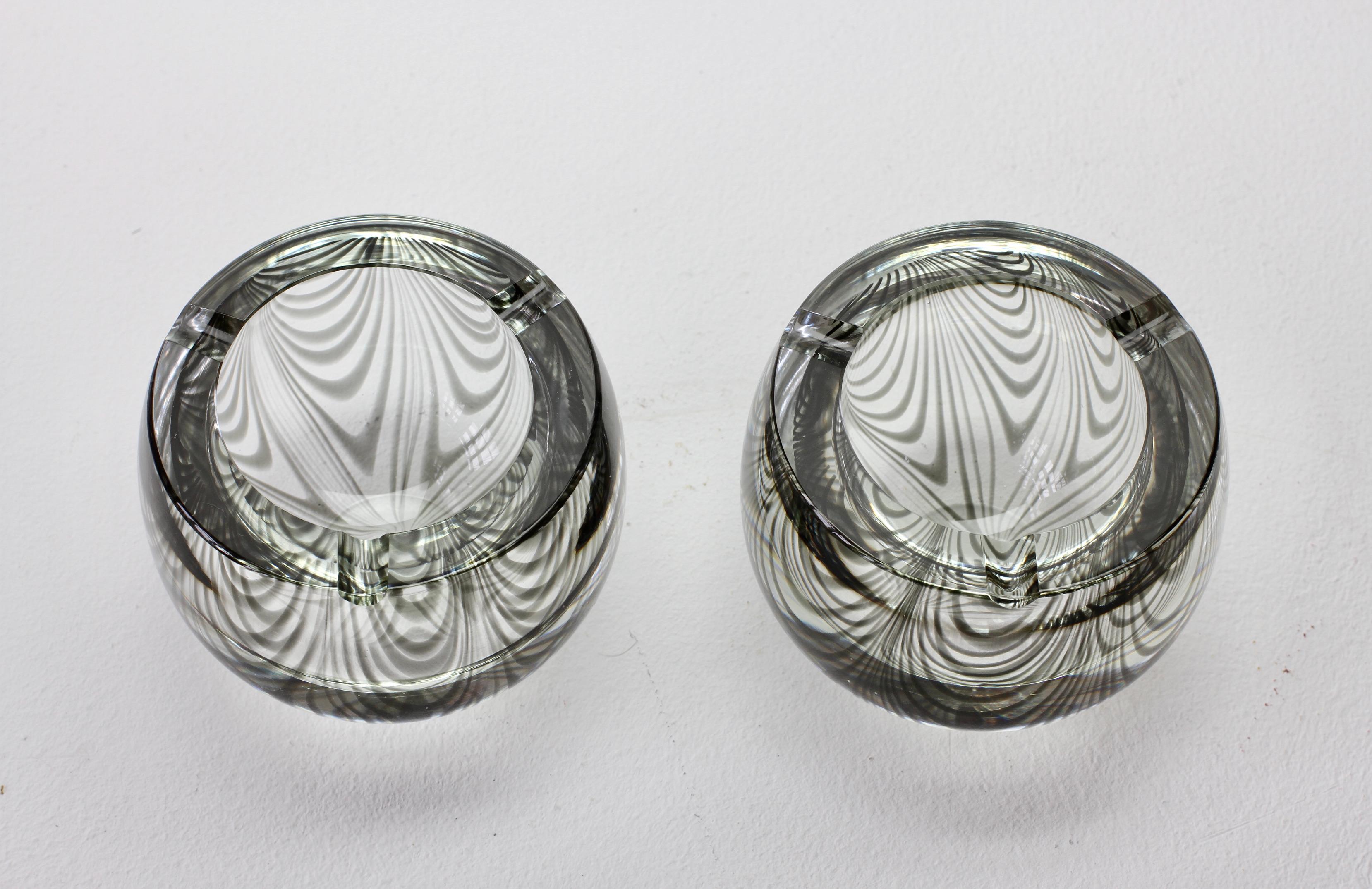 Cenedese Signed 1970s Pair of Italian Grey 'Zebrato' Clear Murano Glass Ashtrays For Sale 1