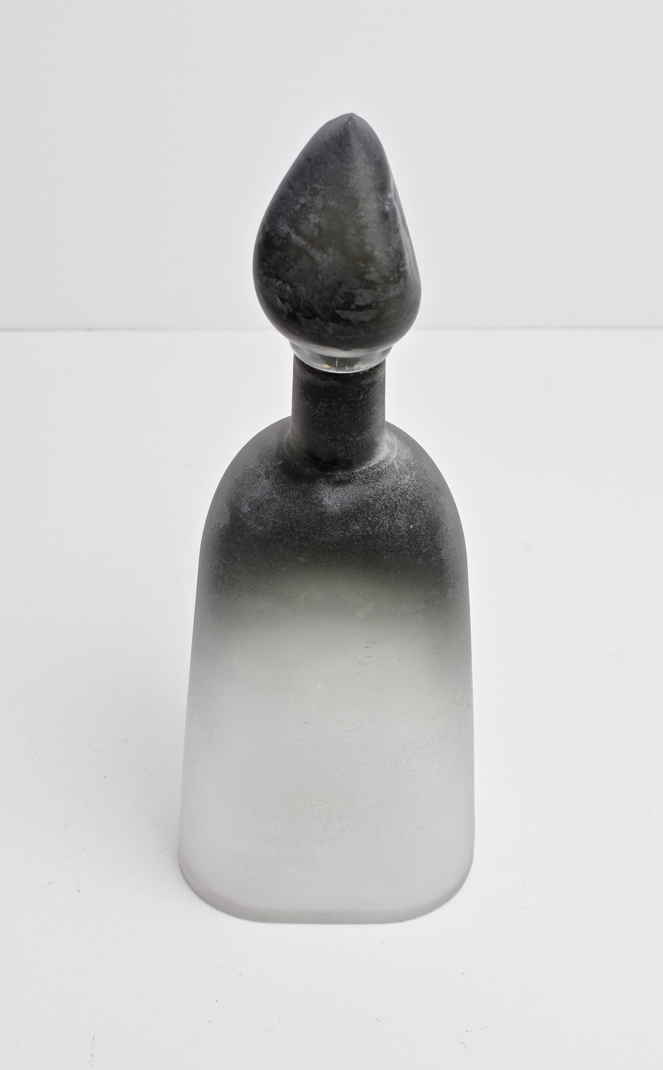 Cenedese Signed Bottle or Flask in Frosted Black & Clear Colored Murano Glass In Excellent Condition For Sale In Landau an der Isar, Bayern