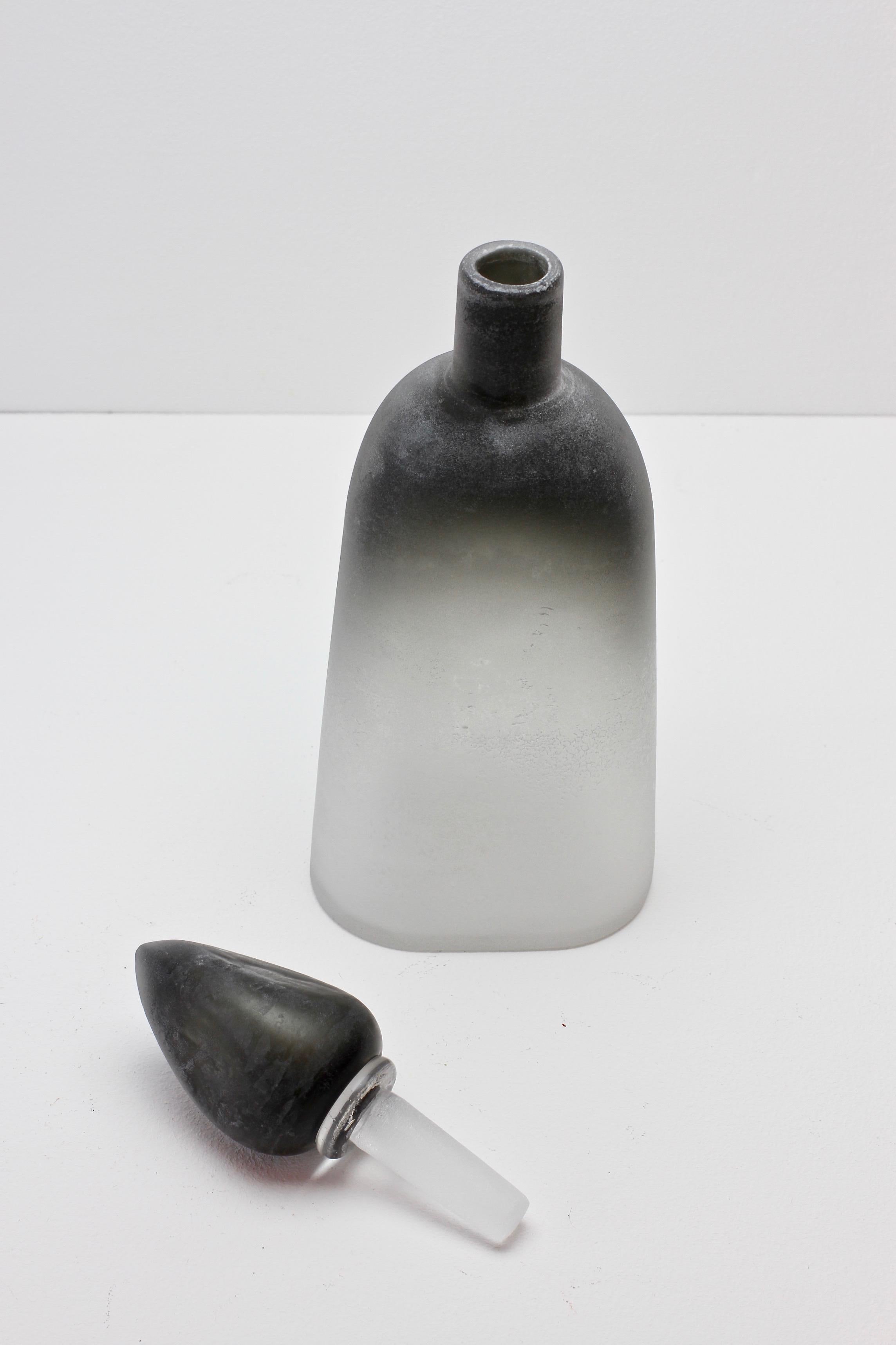 Cenedese signierte Flasche oder Kolben in mattiertem schwarzem & klarem farbigem Murano Glas (Muranoglas) im Angebot