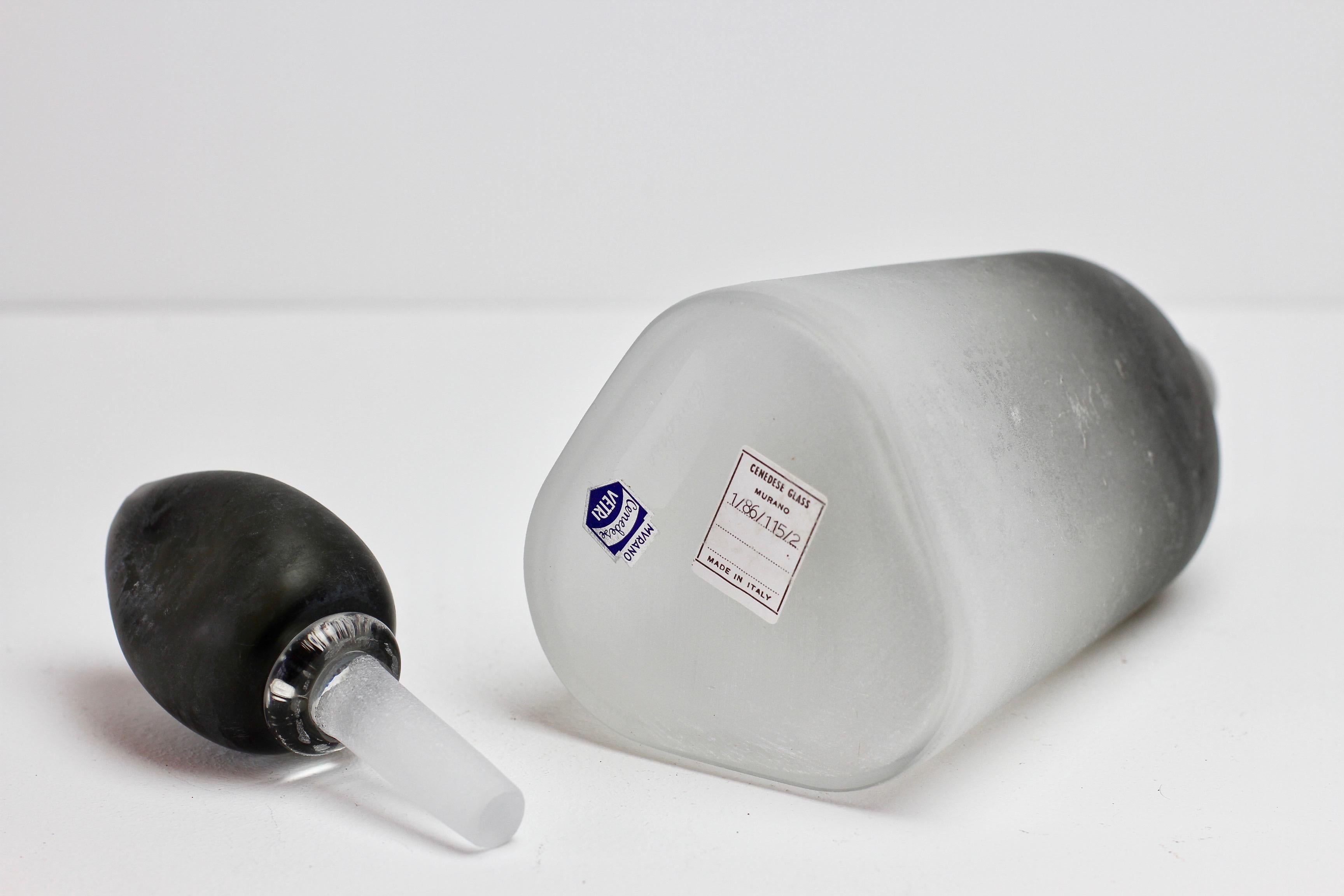 Botella o petaca firmada por Cenedese, de cristal de Murano esmerilado negro y transparente en venta 1
