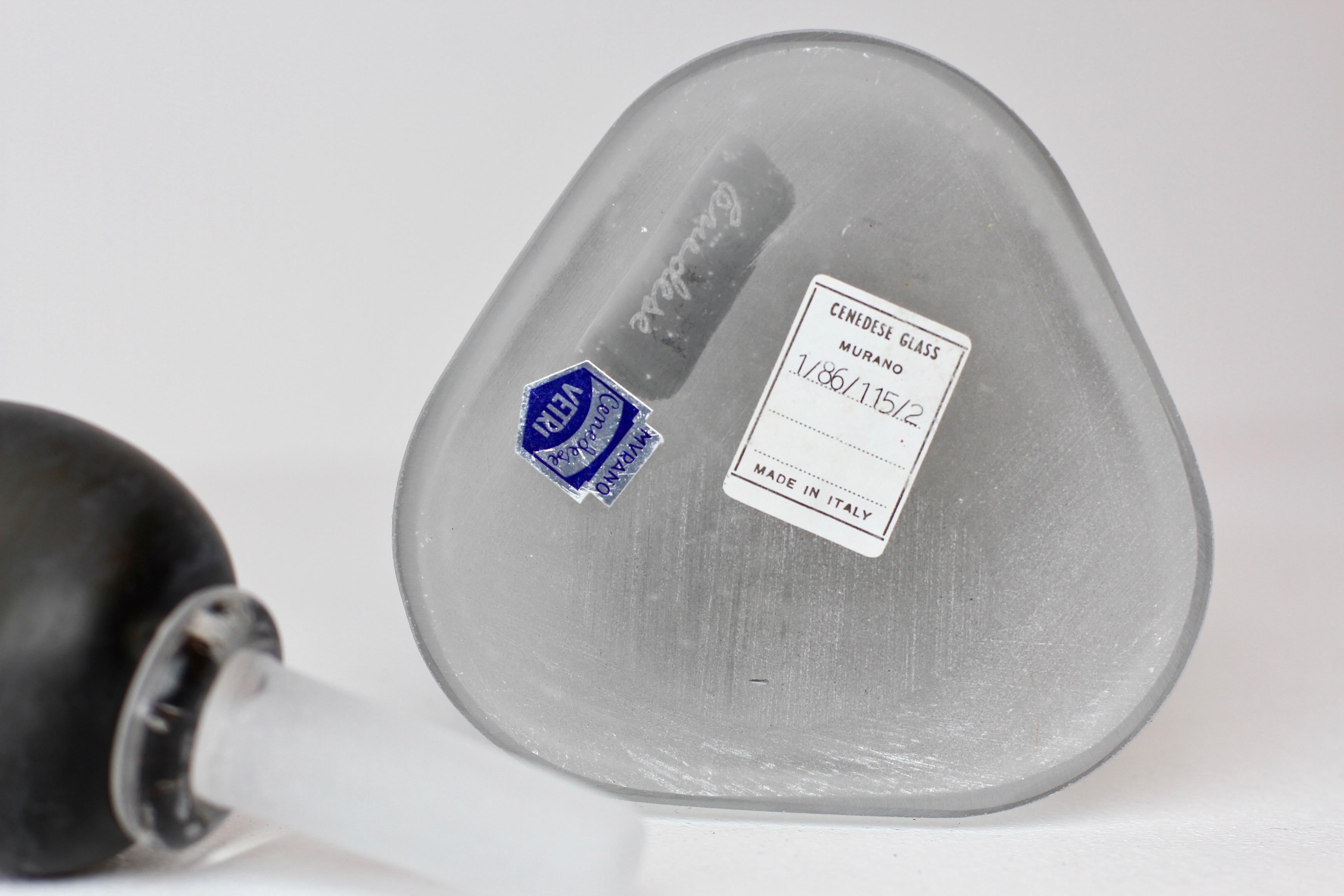 Botella o petaca firmada por Cenedese, de cristal de Murano esmerilado negro y transparente en venta 2