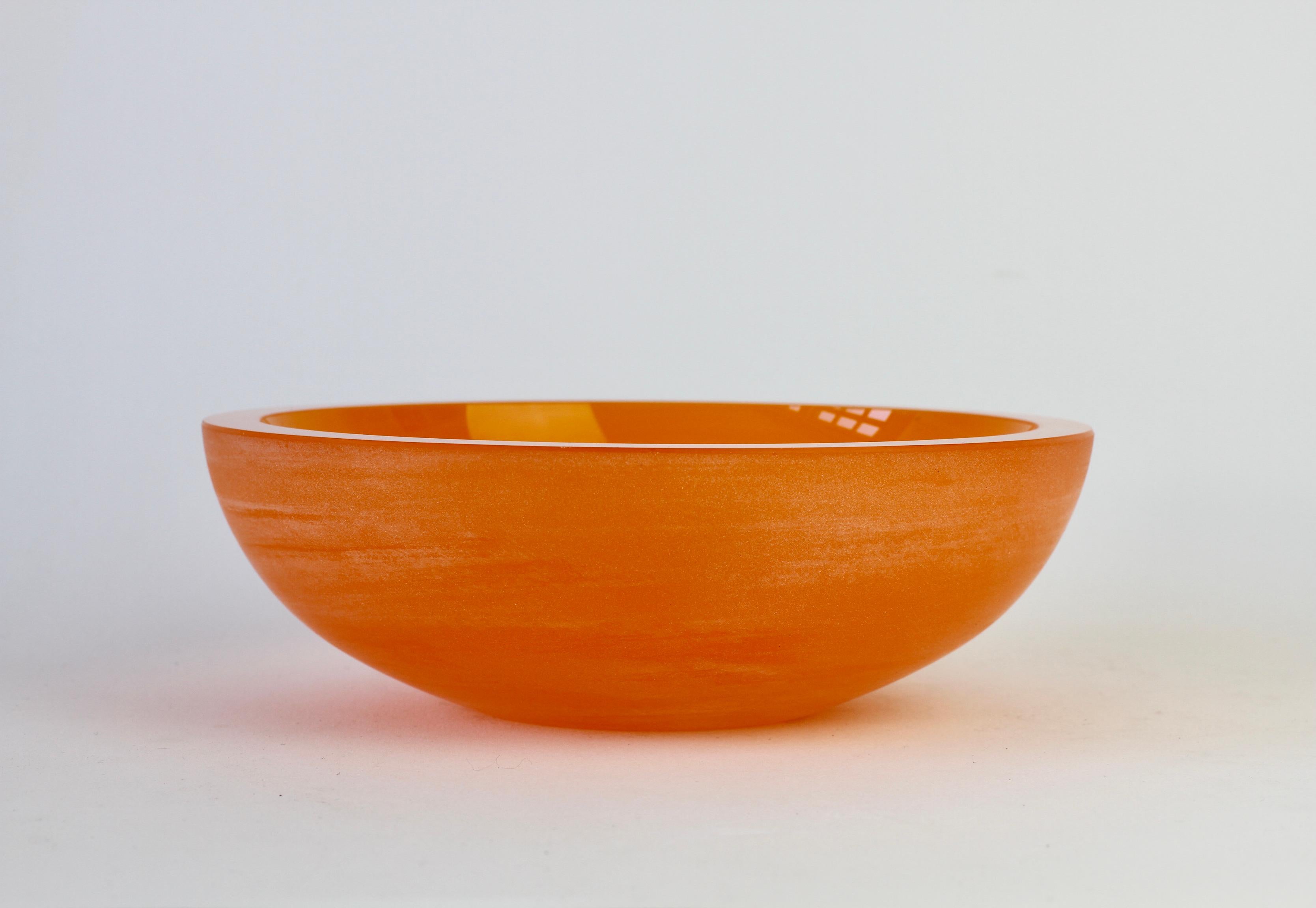 Dépoli Grand bol ou plat vintage en verre dépoli de Murano de couleur orange signé Cenedese en vente