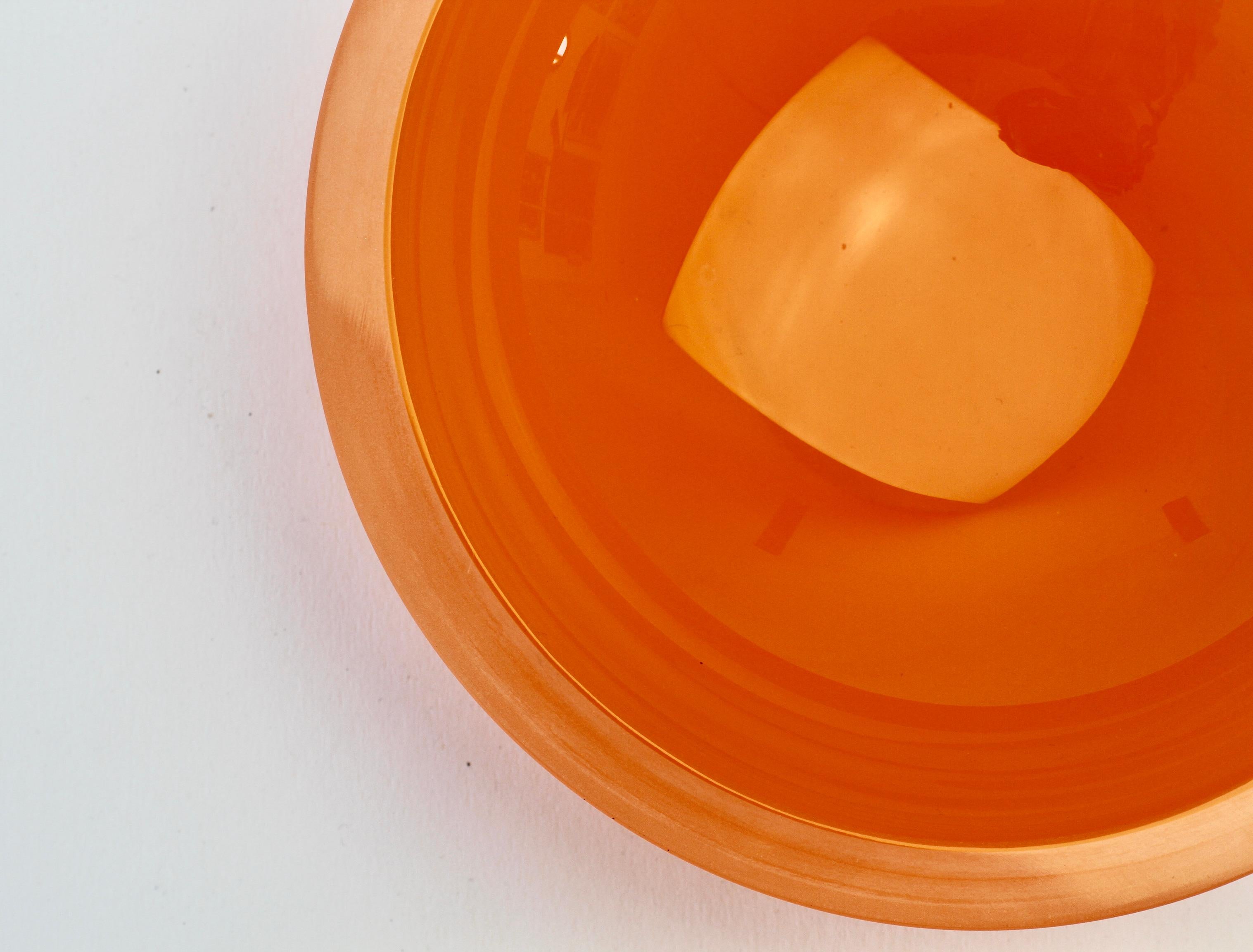 20ième siècle Grand bol ou plat vintage en verre dépoli de Murano de couleur orange signé Cenedese en vente