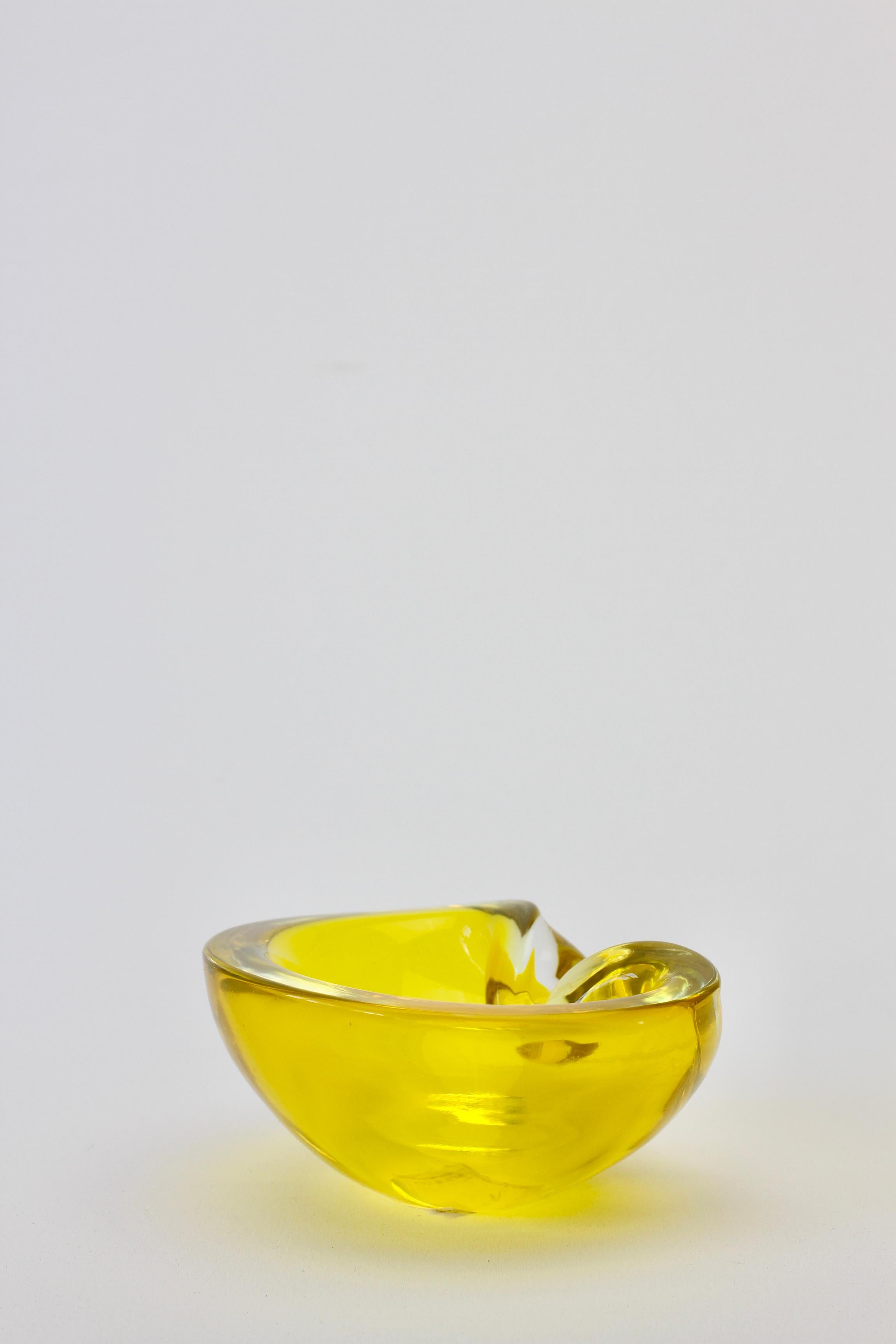 Cenedese Signed Mid-Century Italian Yellow Murano Glass Ashtray, circa 1960s 6