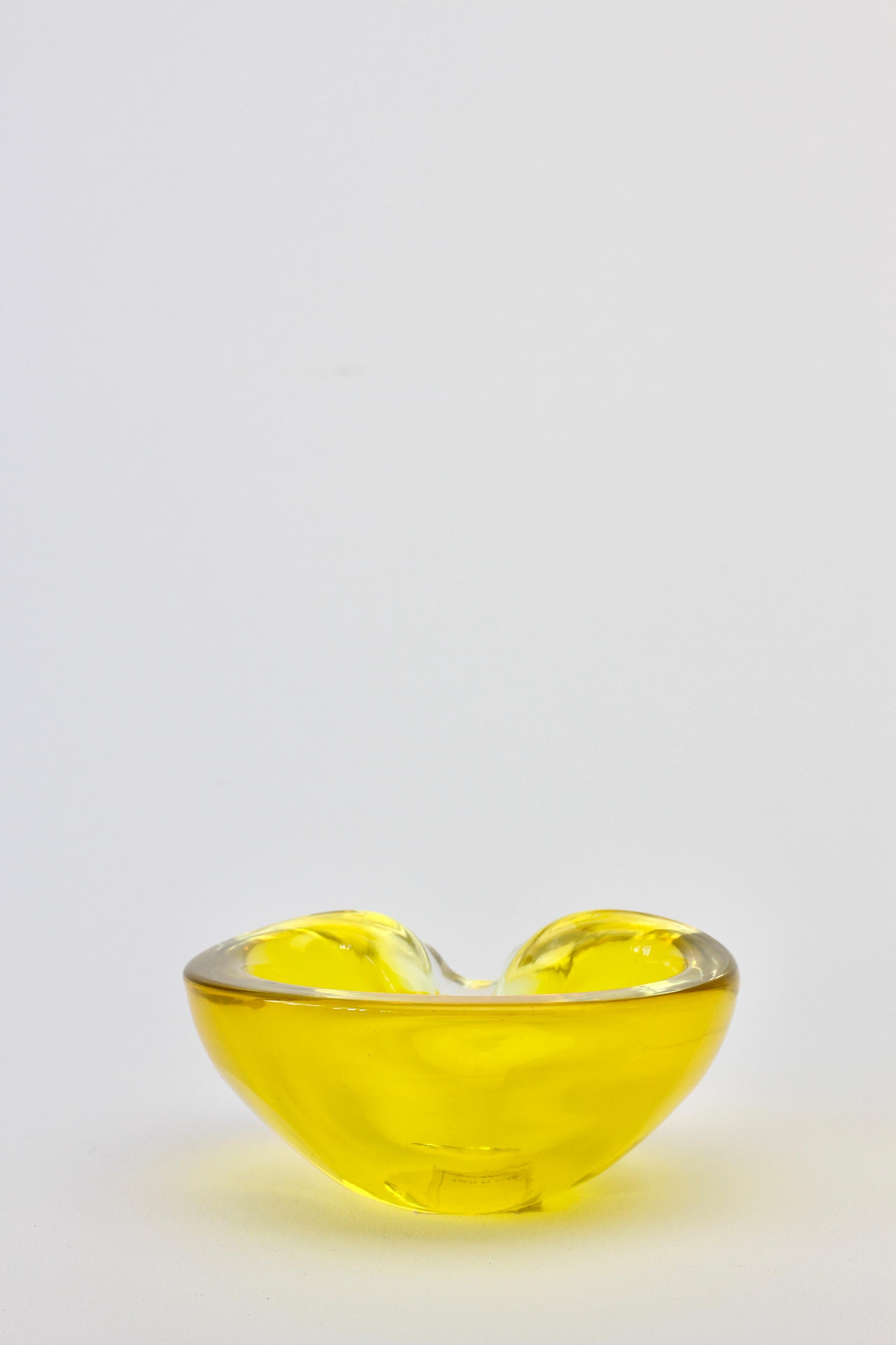 Cenedese Signed Mid-Century Italian Yellow Murano Glass Ashtray, circa 1960s 7