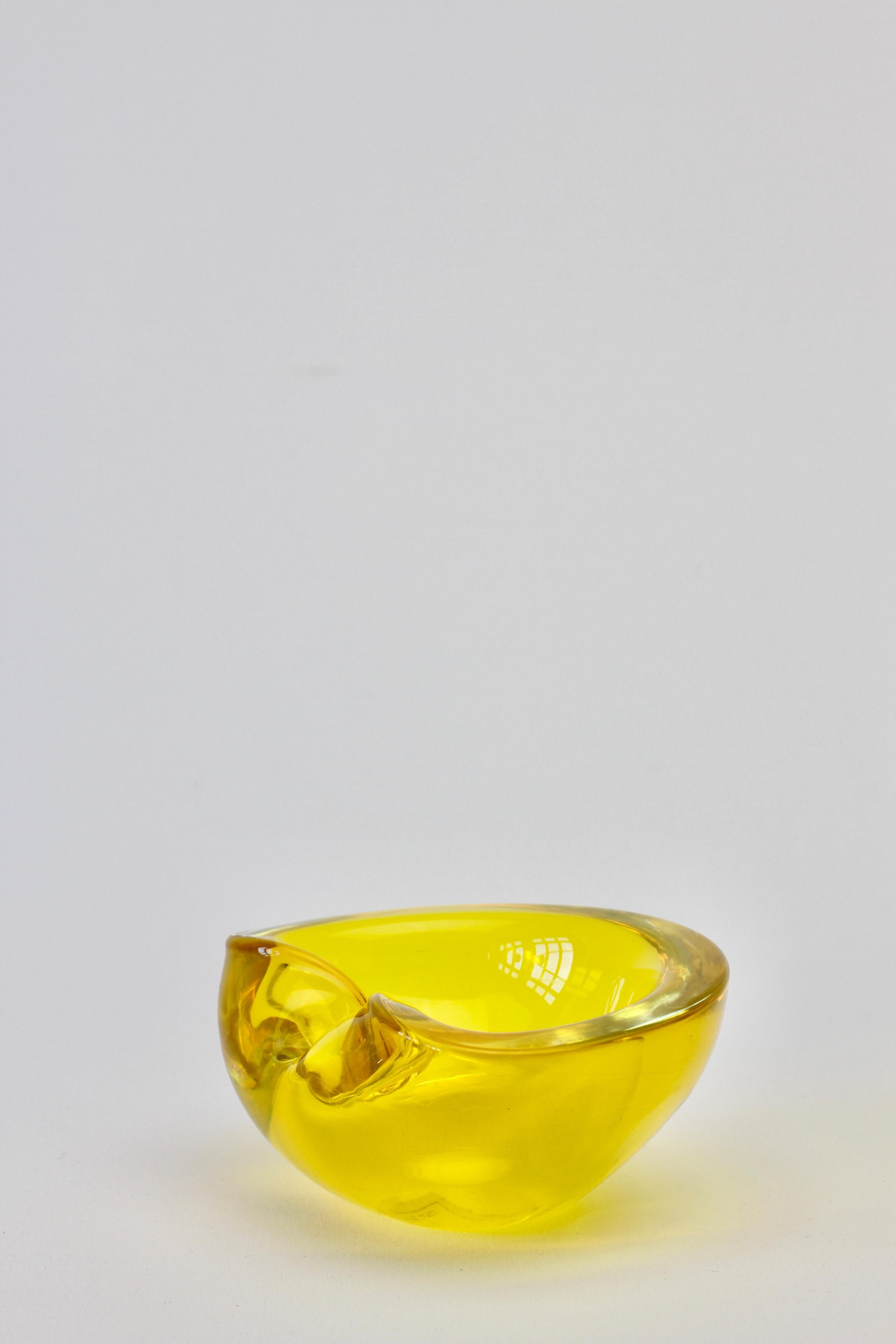 Cenedese Signed Mid-Century Italian Yellow Murano Glass Ashtray, circa 1960s 8