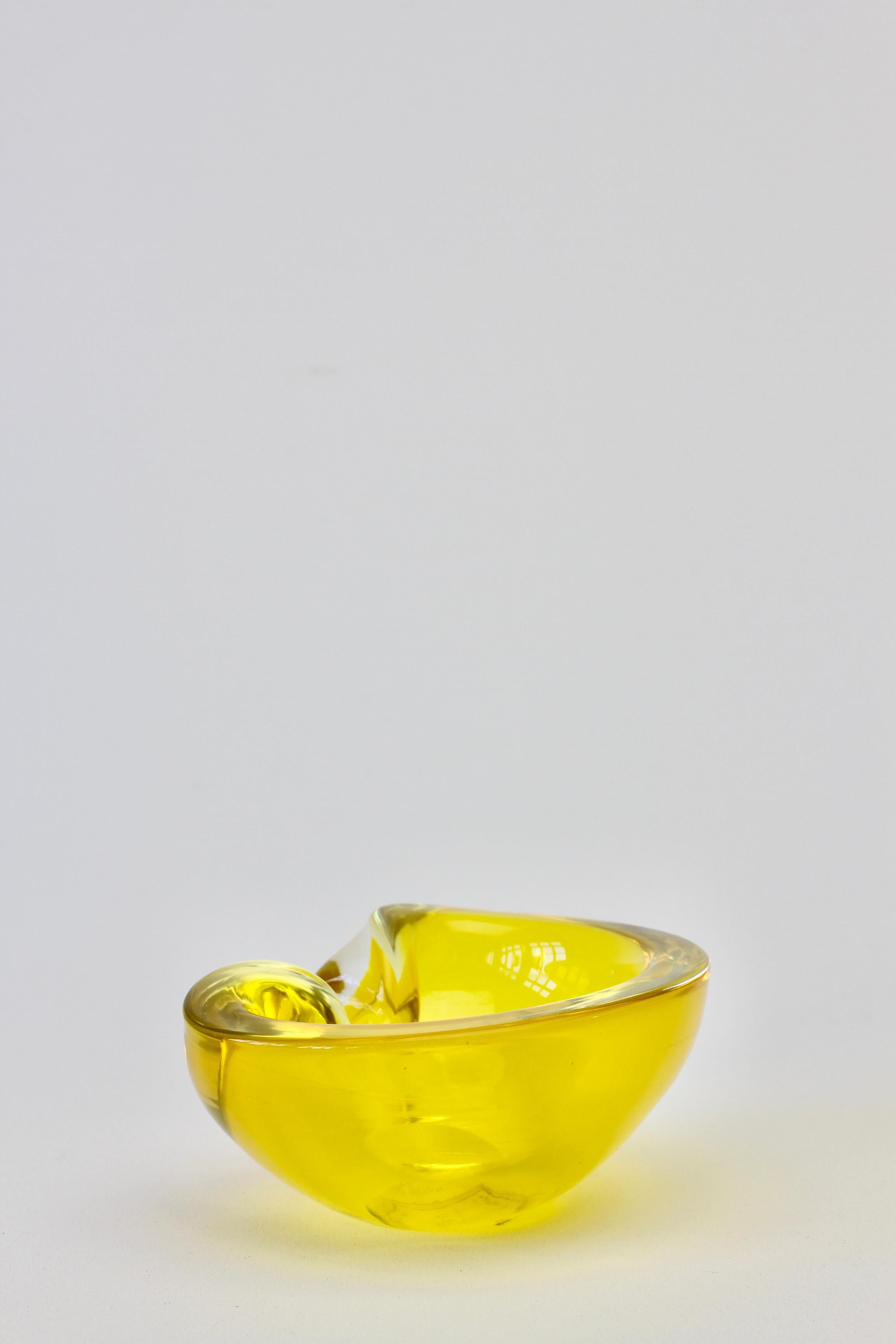 Cenedese Signed Mid-Century Italian Yellow Murano Glass Ashtray, circa 1960s 10