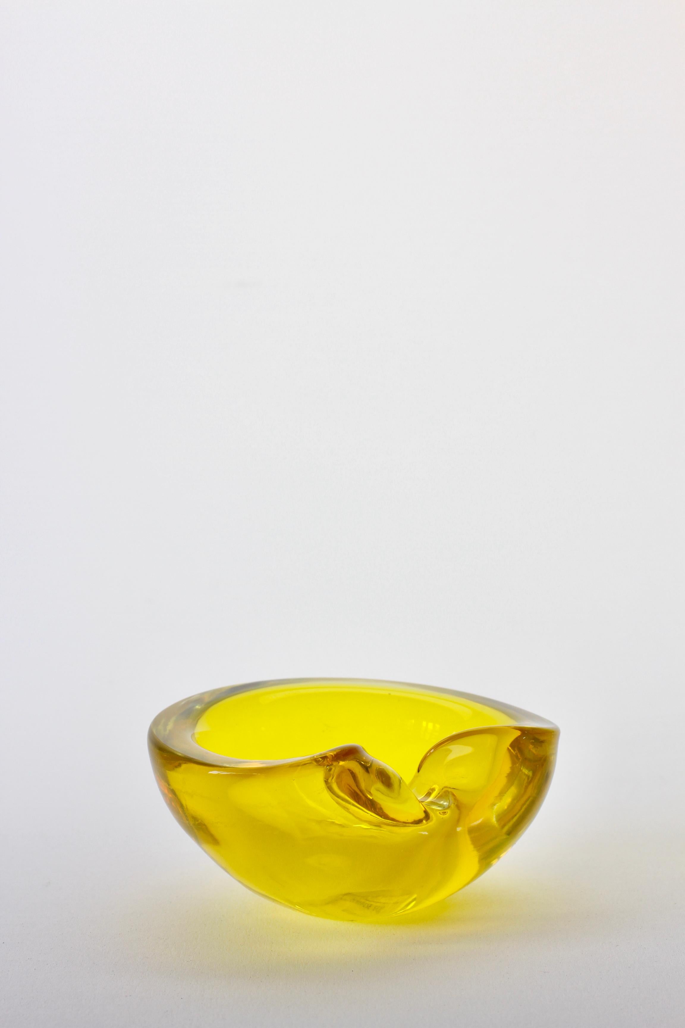 Cenedese Signed Mid-Century Italian Yellow Murano Glass Ashtray, circa 1960s 11