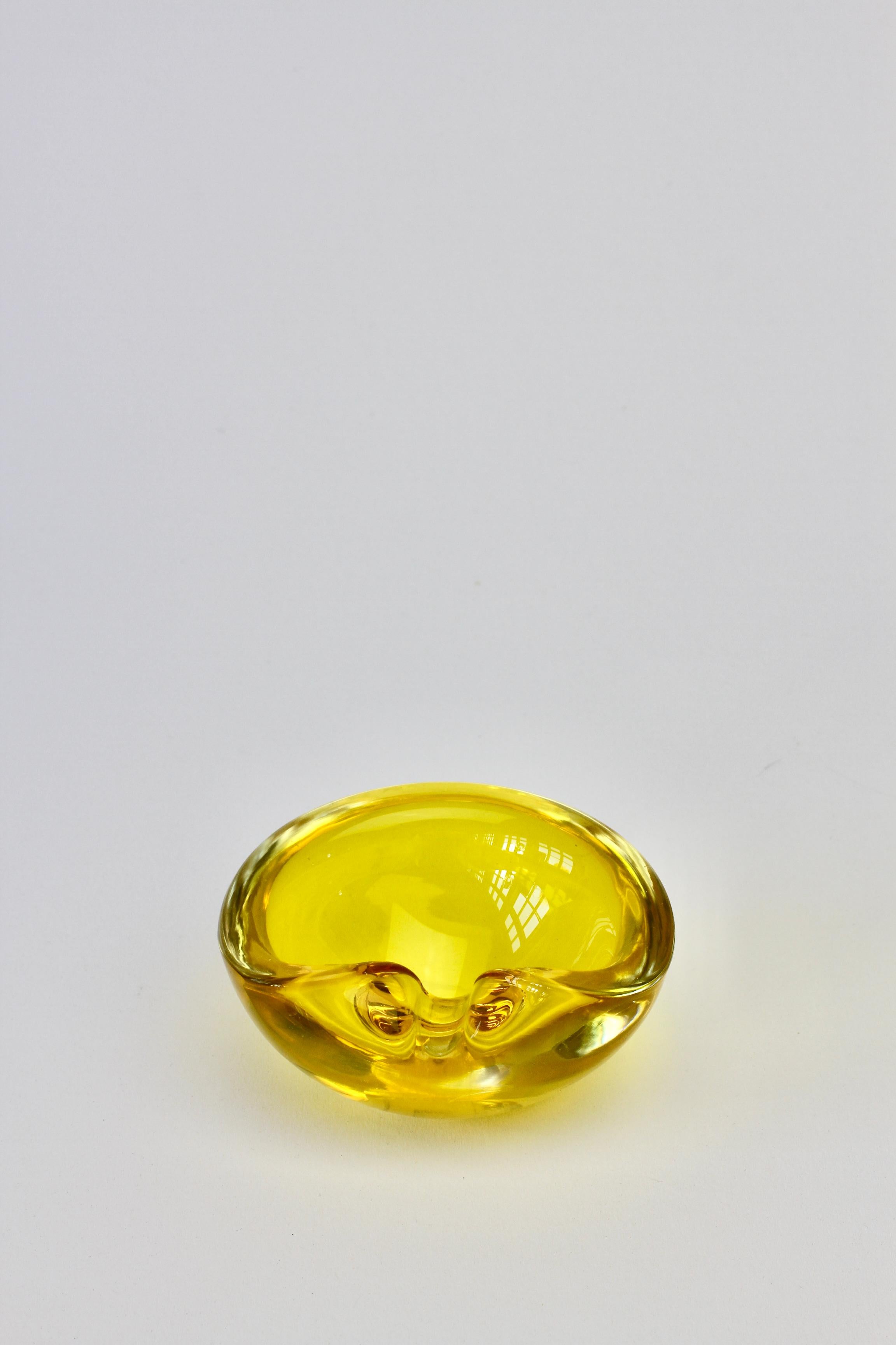 Cenedese Signed Mid-Century Italian Yellow Murano Glass Ashtray, circa 1960s 3