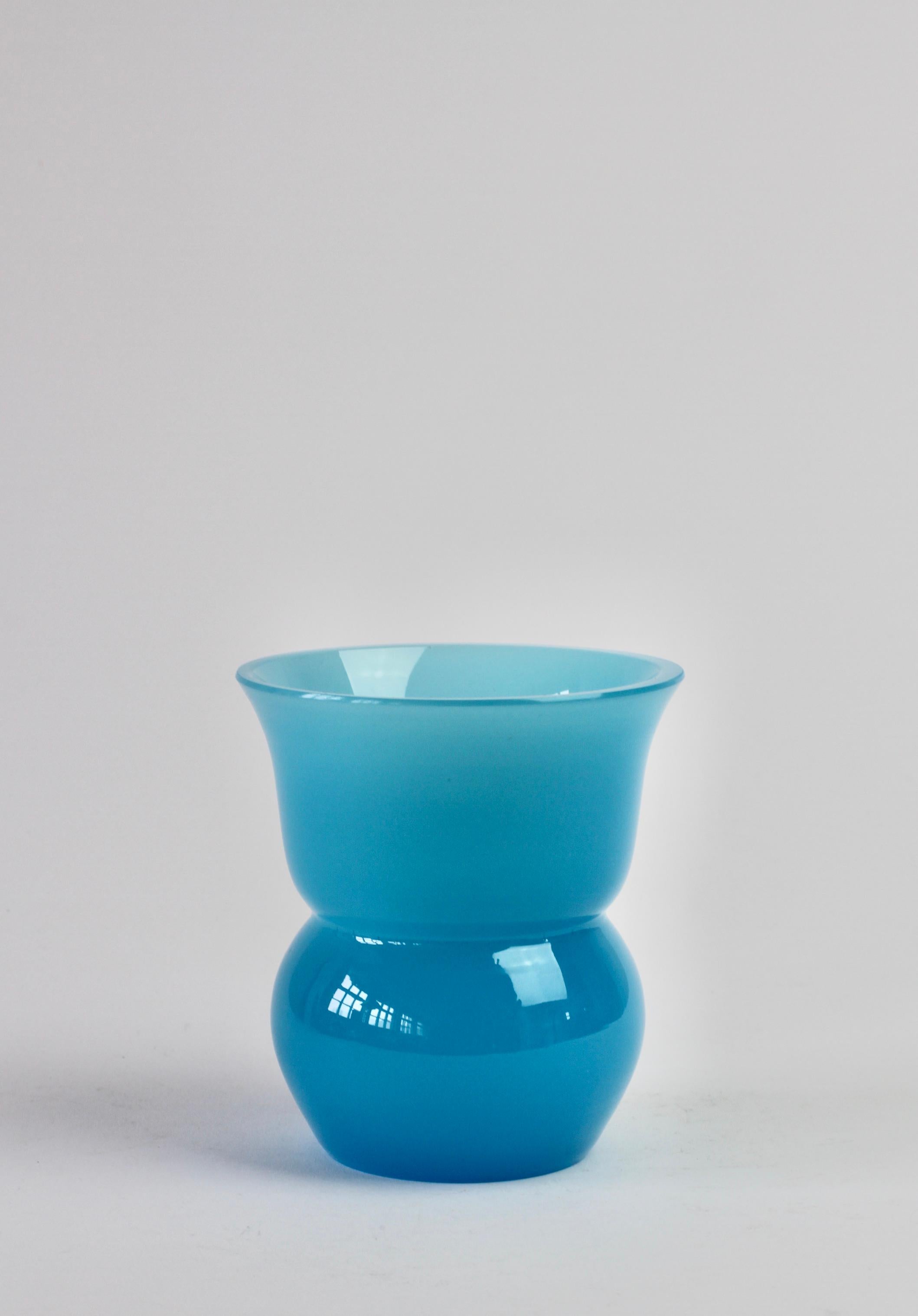 Mid-Century Modern Petit vase italien vintage en verre de Murano bleu clair du milieu du siècle dernier de Cenedese en vente