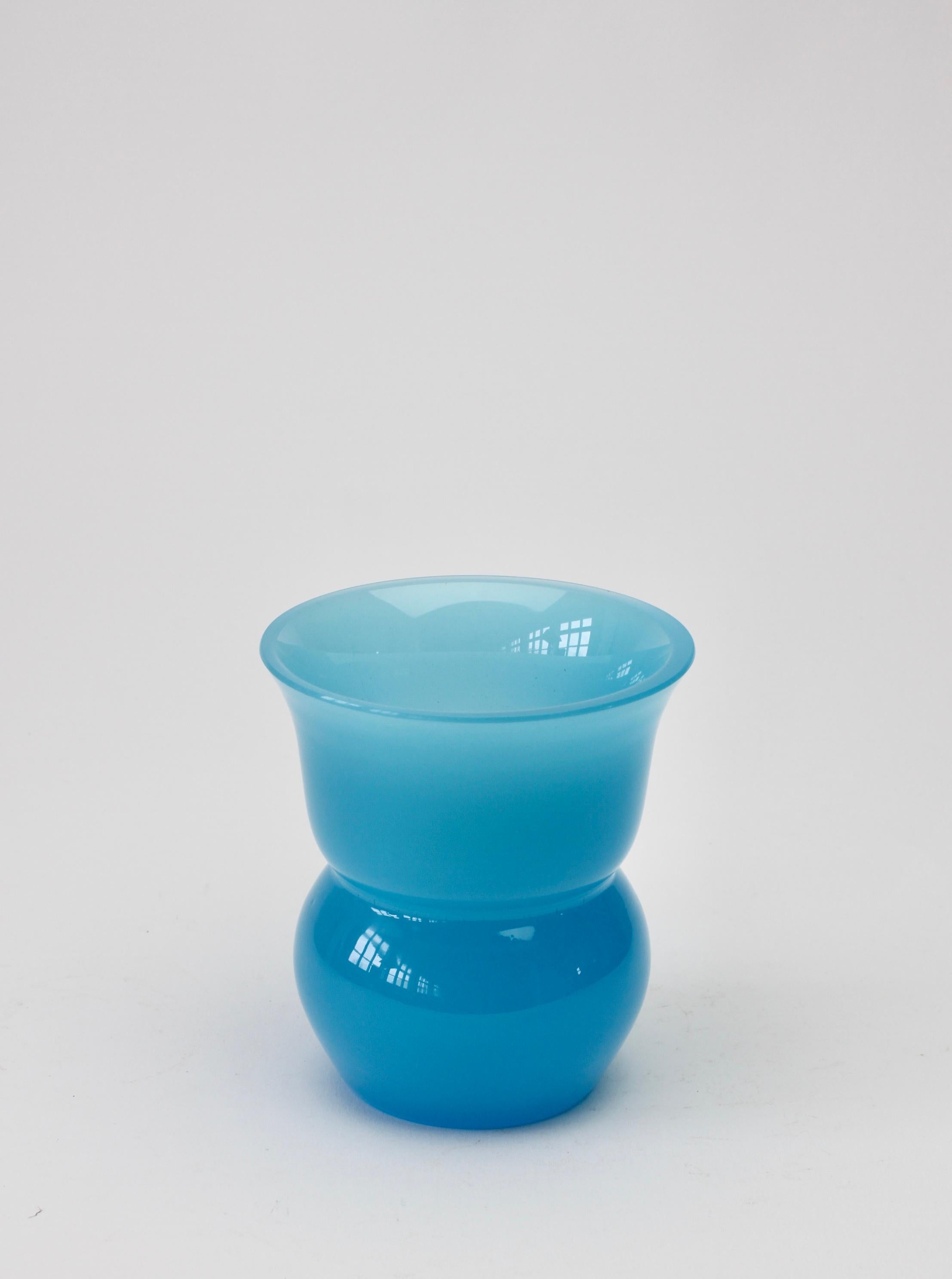 Petit vase italien vintage en verre de Murano bleu clair du milieu du siècle dernier de Cenedese Excellent état - En vente à Landau an der Isar, Bayern