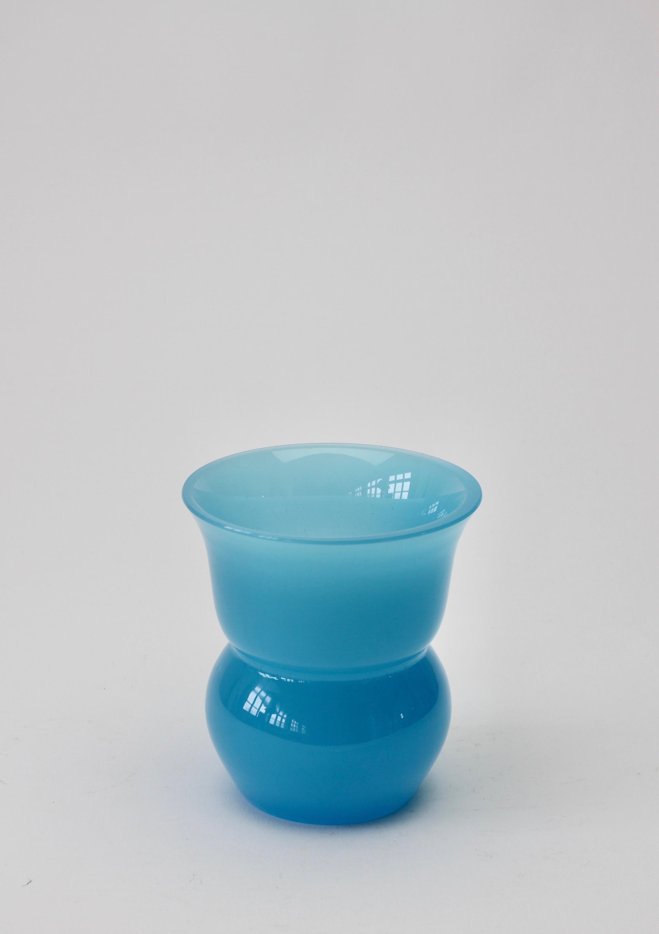 20ième siècle Petit vase italien vintage en verre de Murano bleu clair du milieu du siècle dernier de Cenedese en vente